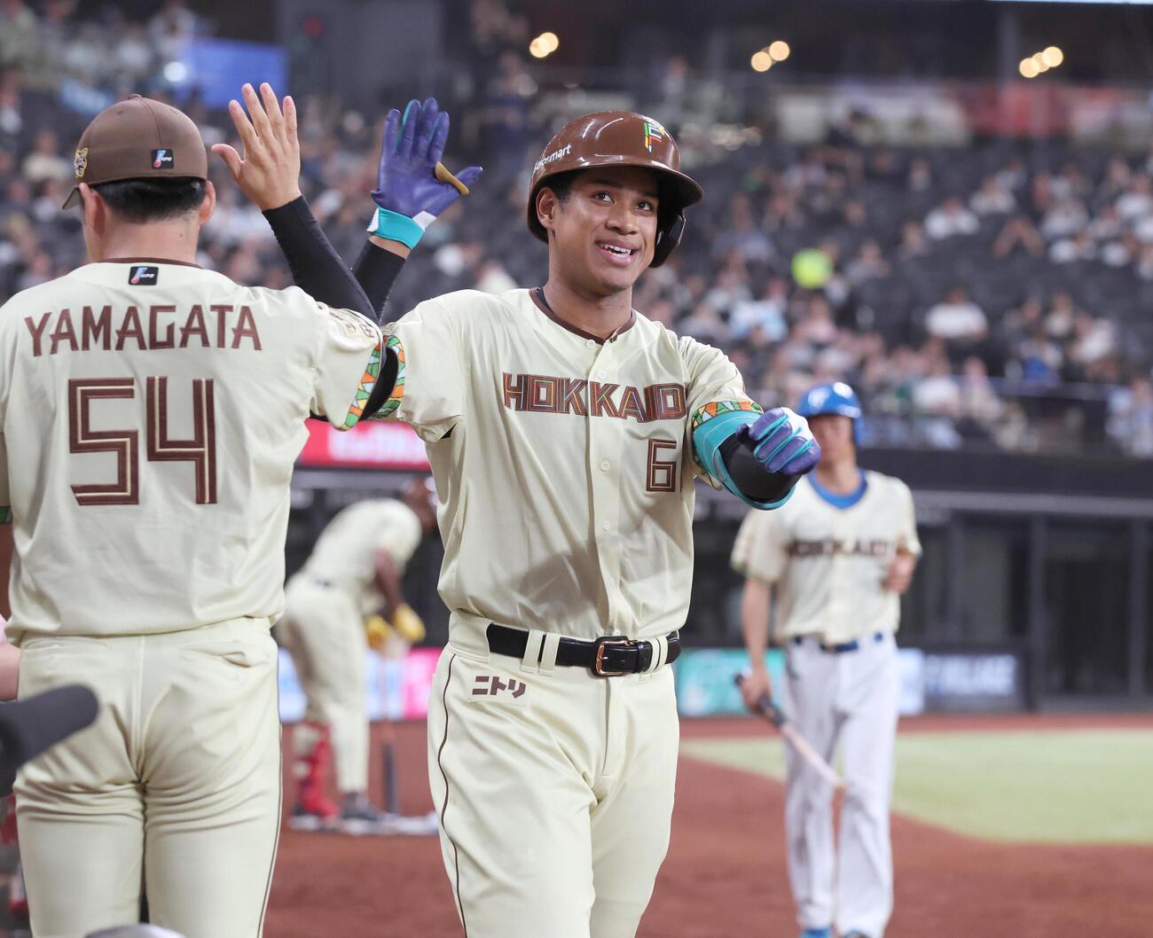 日本ハム対オリックス　6回裏、本塁打を放ちナインに出迎えられる万波中正（撮影・黒川智章）