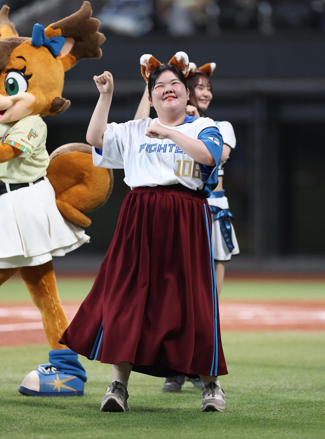 日本ハム対オリックス　「きつねダンス」を踊るぼる塾のあんり（撮影・黒川智章）