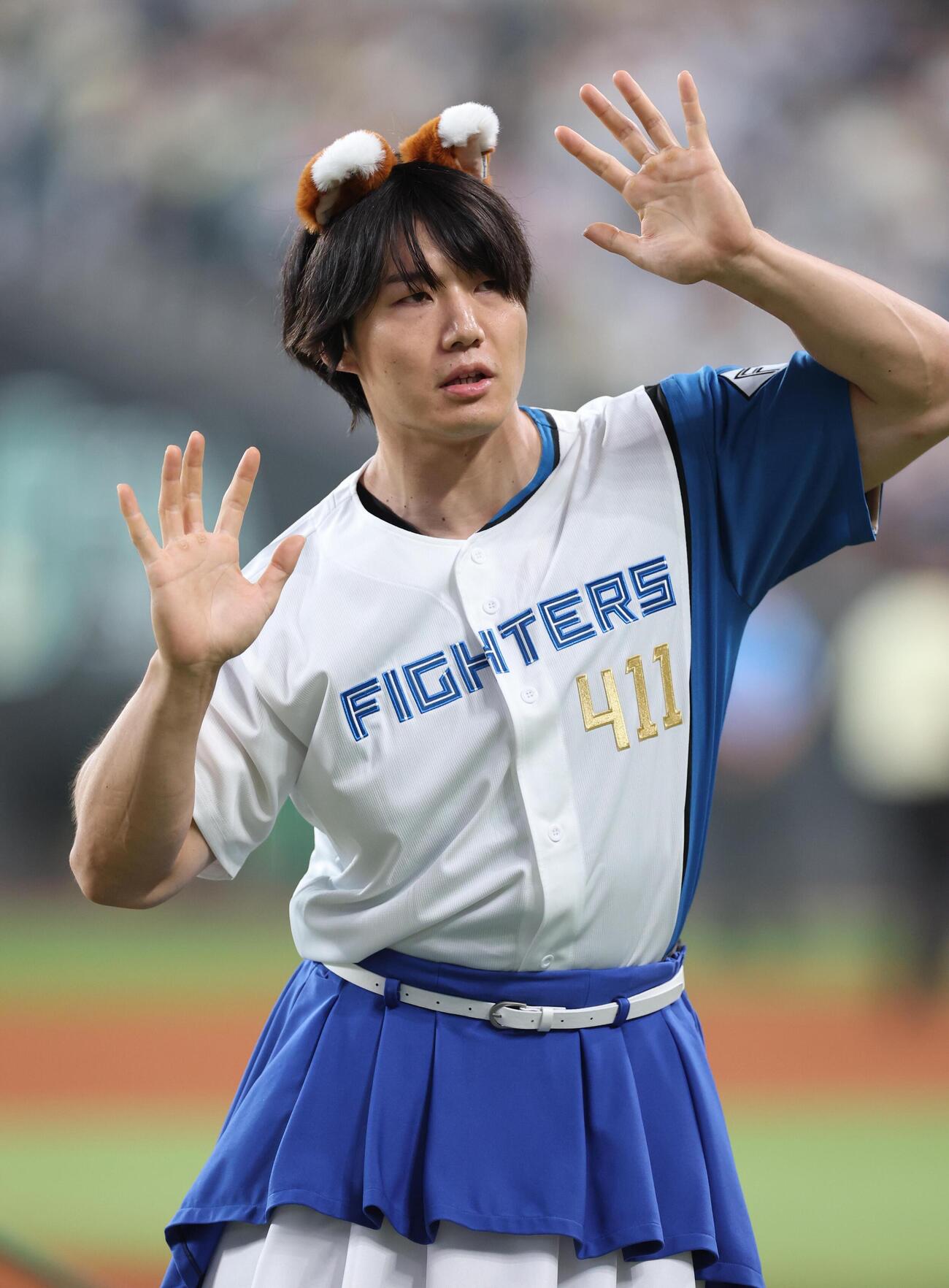 日本ハム対オリックス　「きつねダンス」を踊る青木マッチョ（撮影・黒川智章）