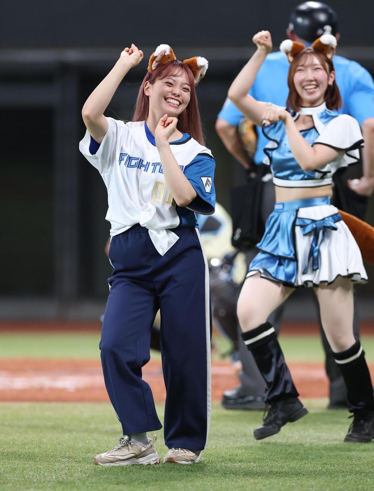 日本ハム対オリックス　「きつねダンス」を踊るぼる塾のきりやはるか（撮影・黒川智章）