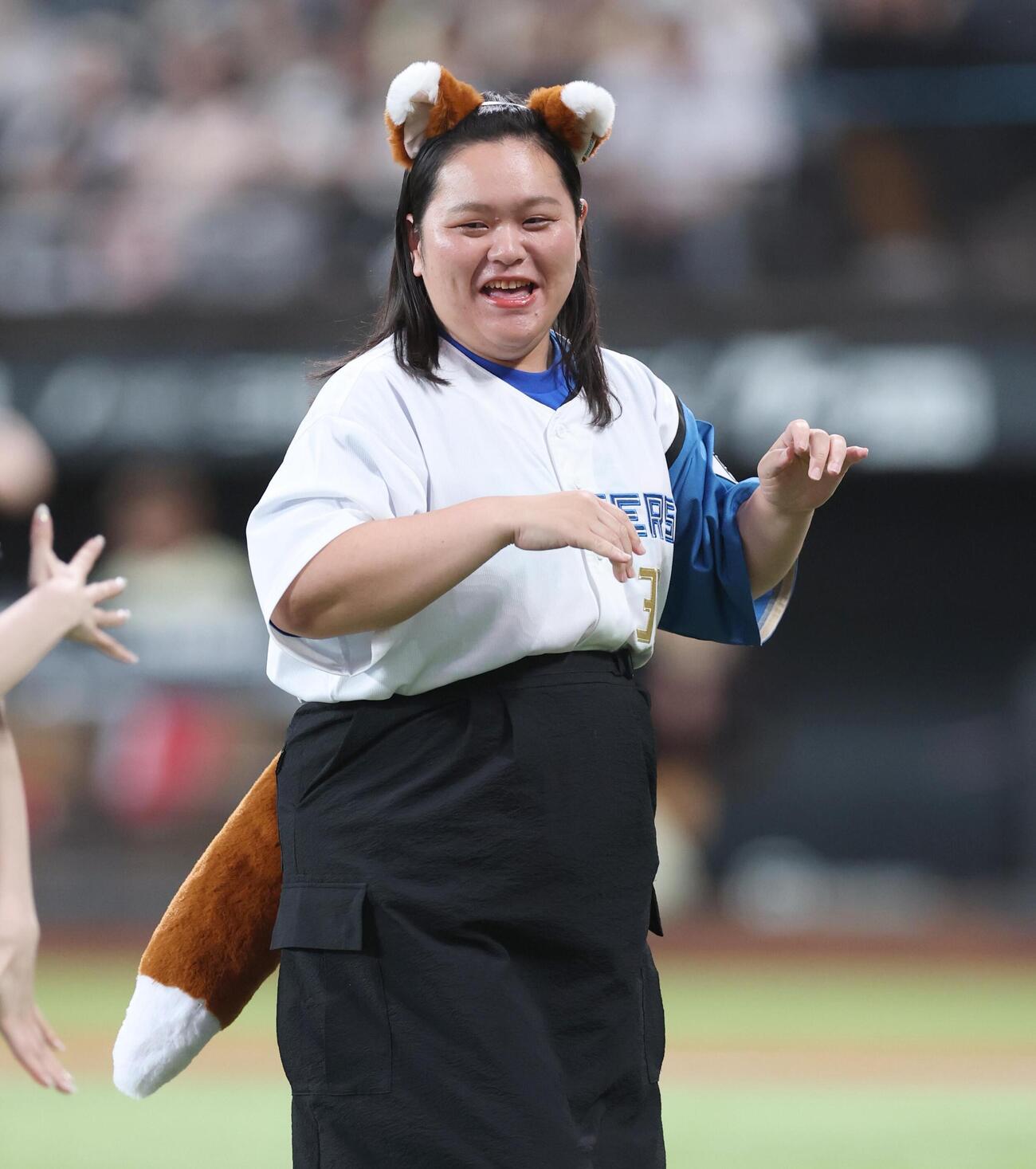 日本ハム対オリックス　「きつねダンス」を踊るぼる塾の田辺智加（撮影・黒川智章）