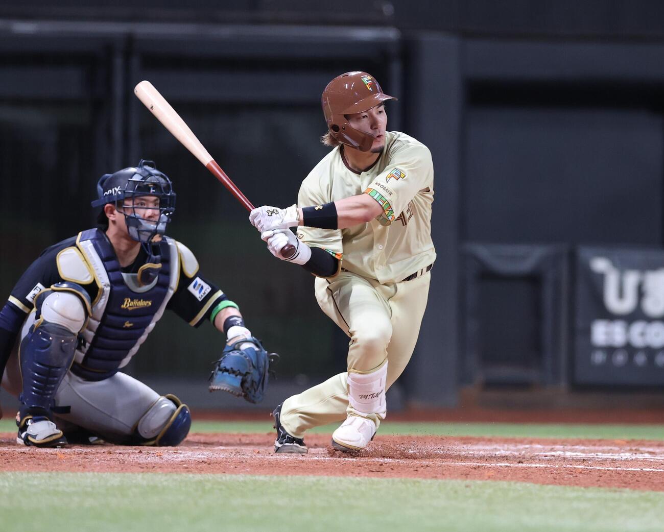 日本ハム対オリックス　5回裏日本ハム2死、安打を放つ水野達稀（撮影・黒川智章）
