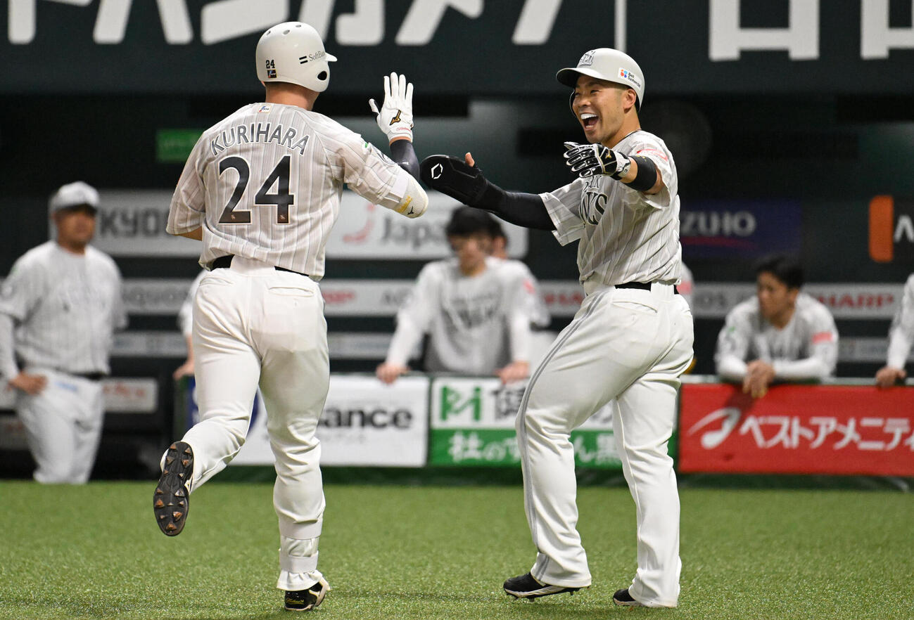 ソフトバンク対西武　1回裏ソフトバンク1死一塁、栗原陵矢（左）は2点本塁打を放ち近藤健介とタッチを交わす（撮影・林敢治）