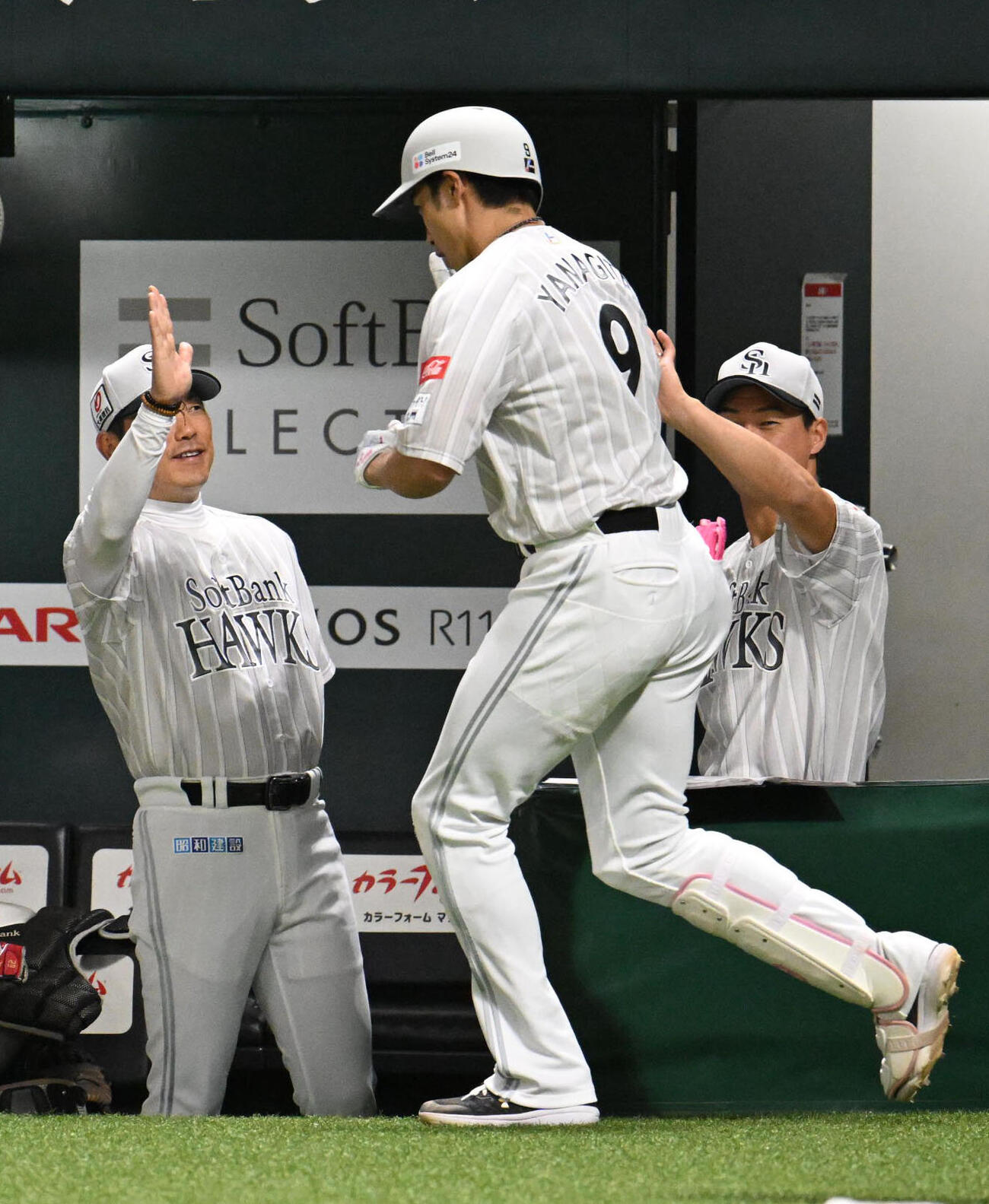 ソフトバンク対西武　5回裏ソフトバンク無死、柳田悠岐（右）は本塁打を放ち小久保裕紀監督とタッチを交わす（撮影・林敢治）