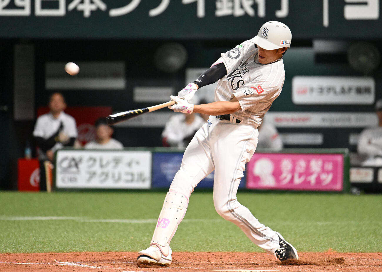 ソフトバンク対西武　5回裏ソフトバンク無死、柳田悠岐は右越えに本塁打を放つ（撮影・林敢治）