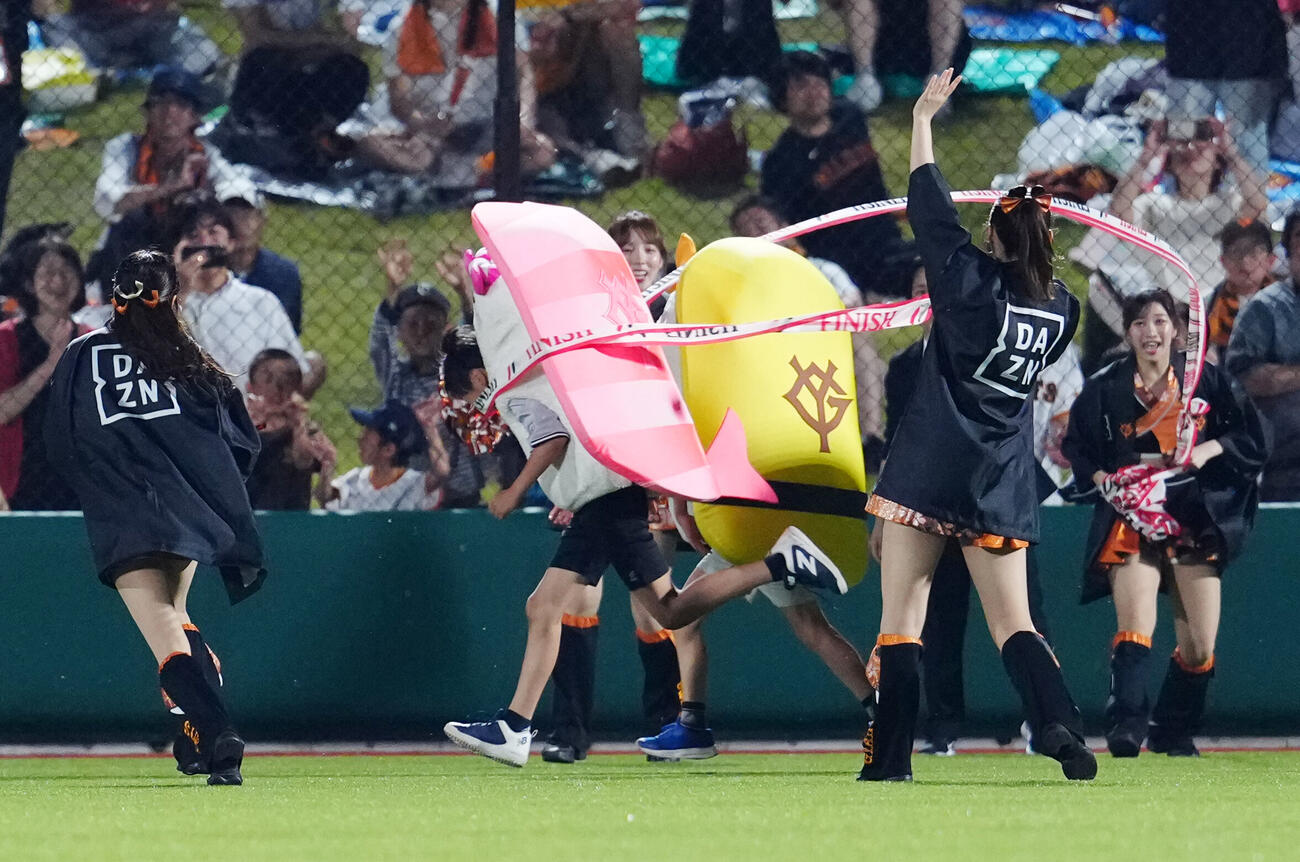 巨人対ヤクルト　5回裏終了後の「すしレース」はエビ（中央左）が制する（撮影・江口和貴）