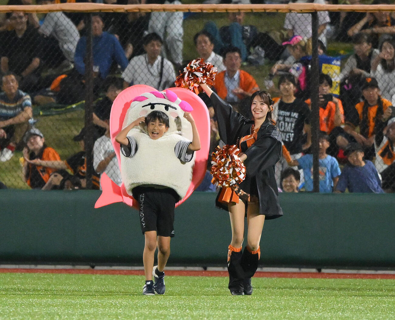 巨人対ヤクルト　寿司レースはエビが勝利（撮影・滝沢徹郎）