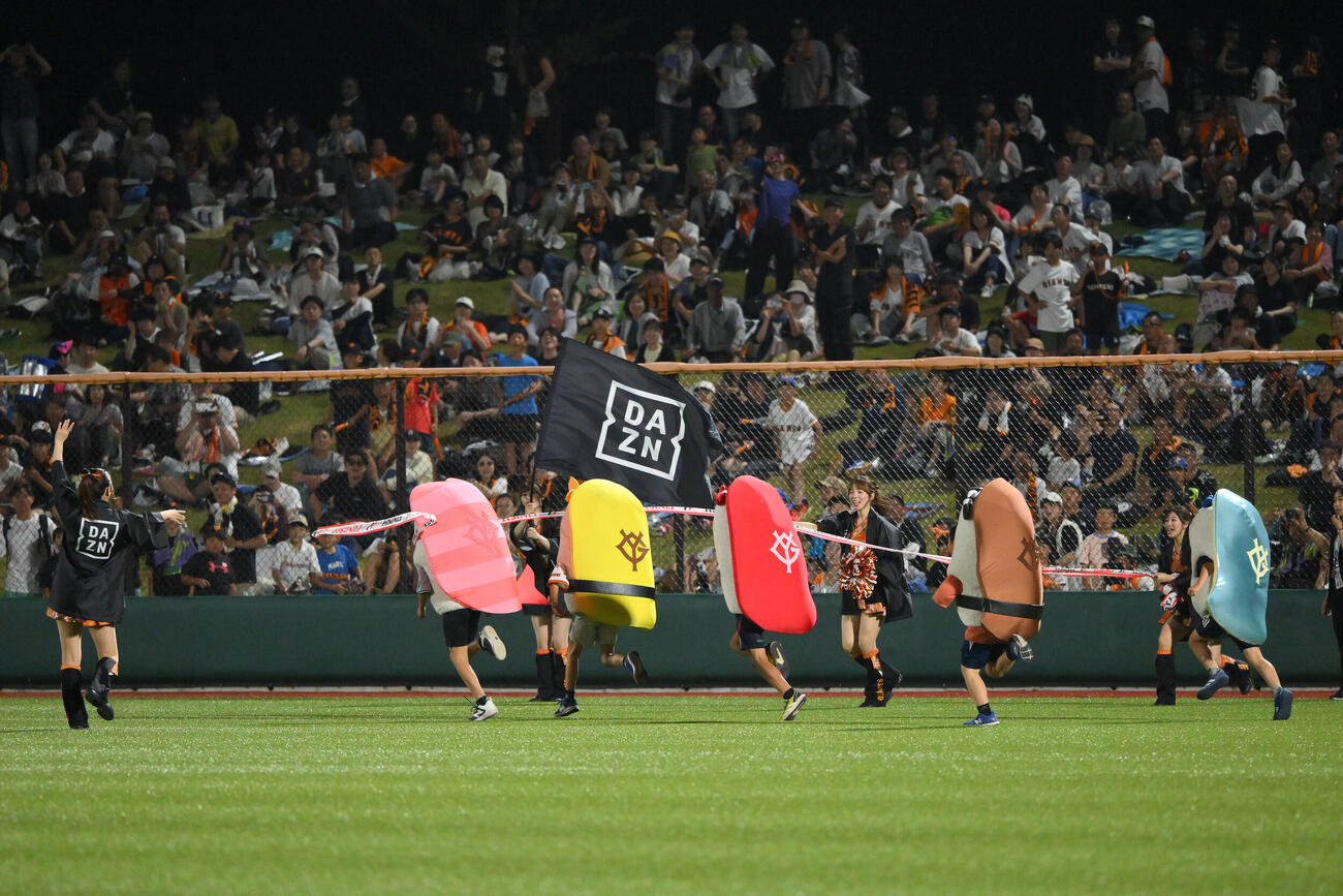 巨人対ヤクルト　寿司レースはエビが勝利（撮影・滝沢徹郎）