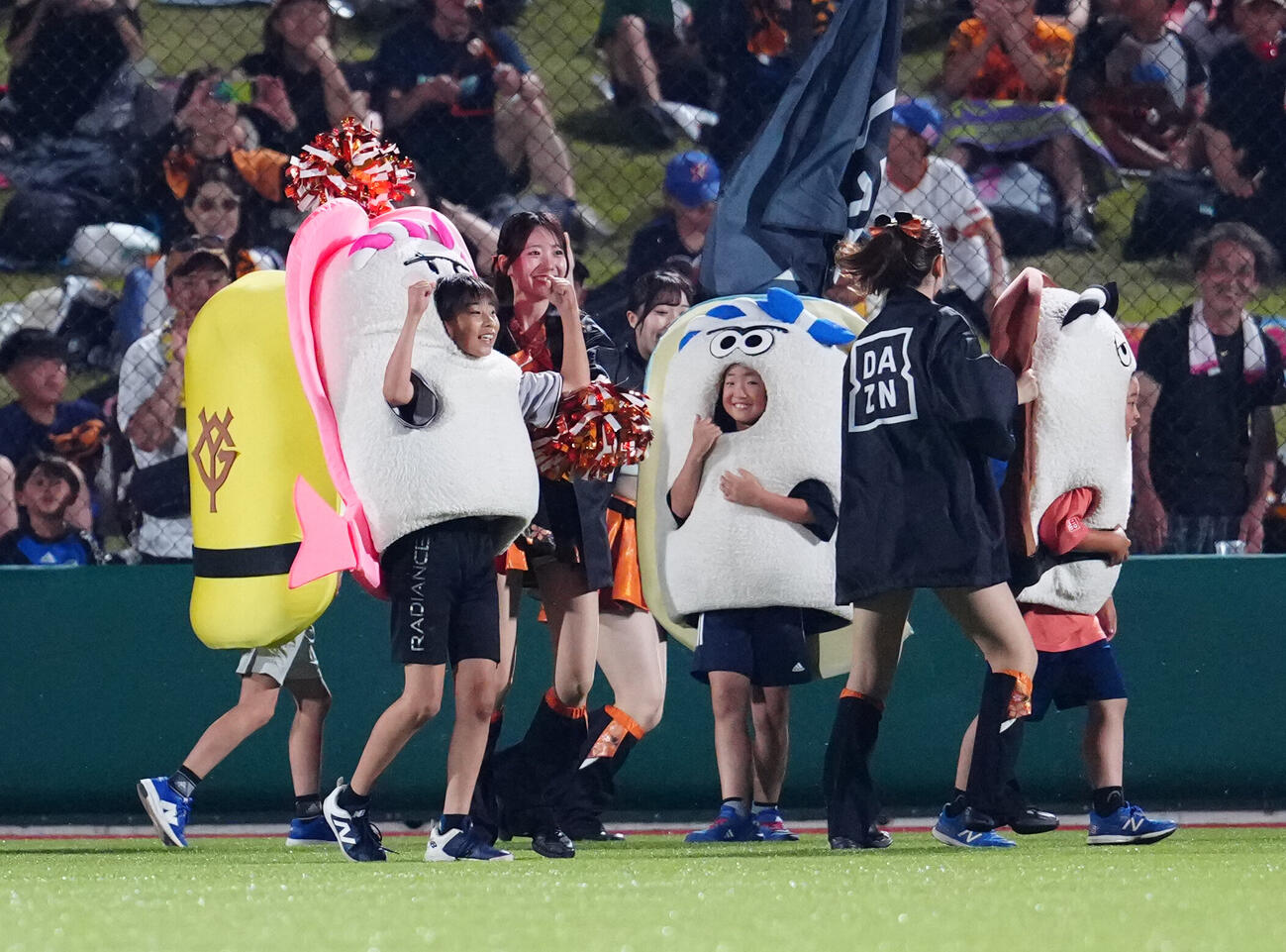 巨人対ヤクルト　5回裏終了後の「すしレース」はエビ（左から2貫目）が制する（撮影・江口和貴）