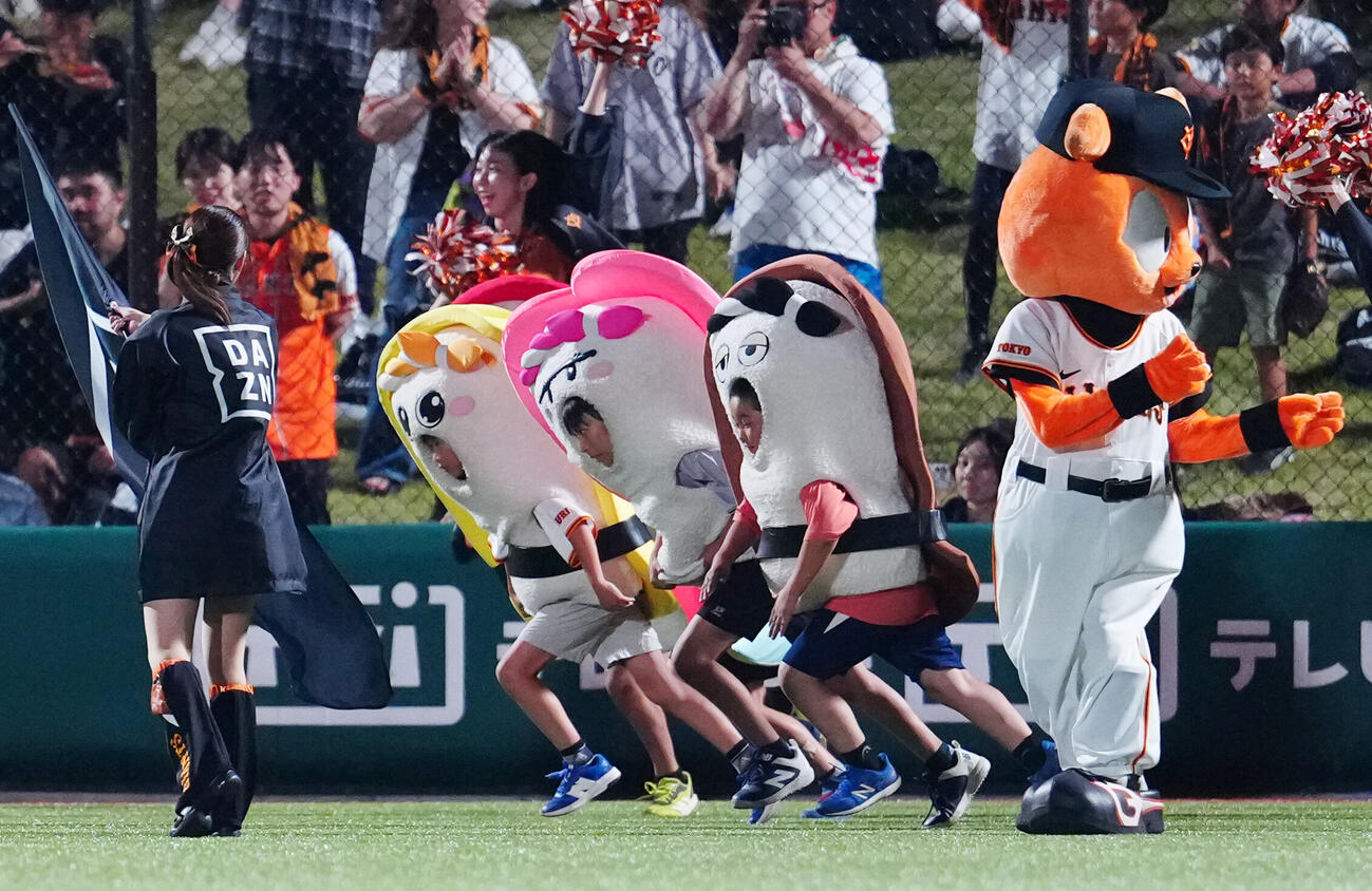巨人対ヤクルト　5回裏終了後の「すしレース」はエビが制する（撮影・江口和貴）