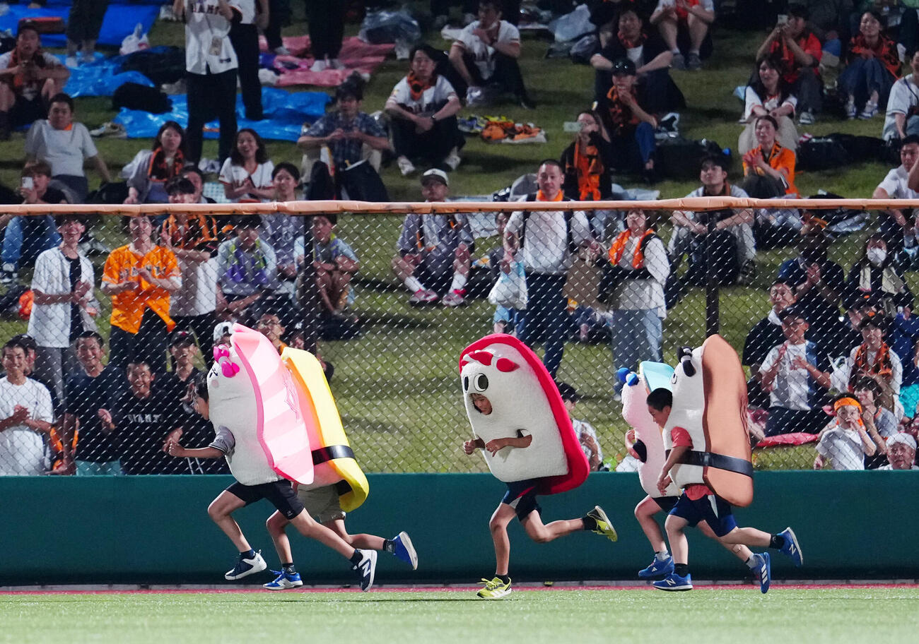 巨人対ヤクルト　5回裏終了後の「すしレース」はエビ（左端）が制する（撮影・江口和貴）