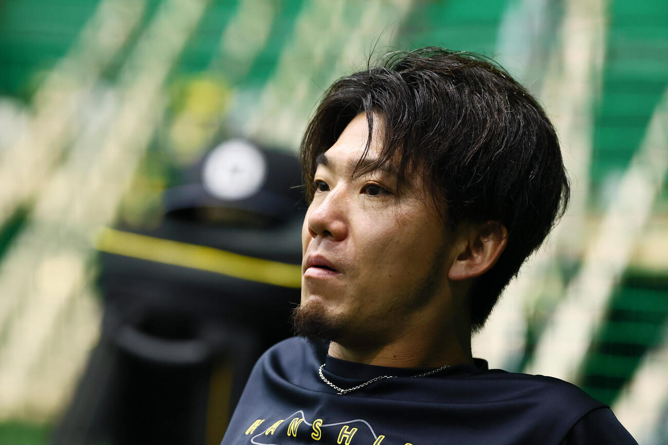 阪神対中日　室内練習場でウオーミングアップをする阪神伊藤将司　（撮影・加藤哉）