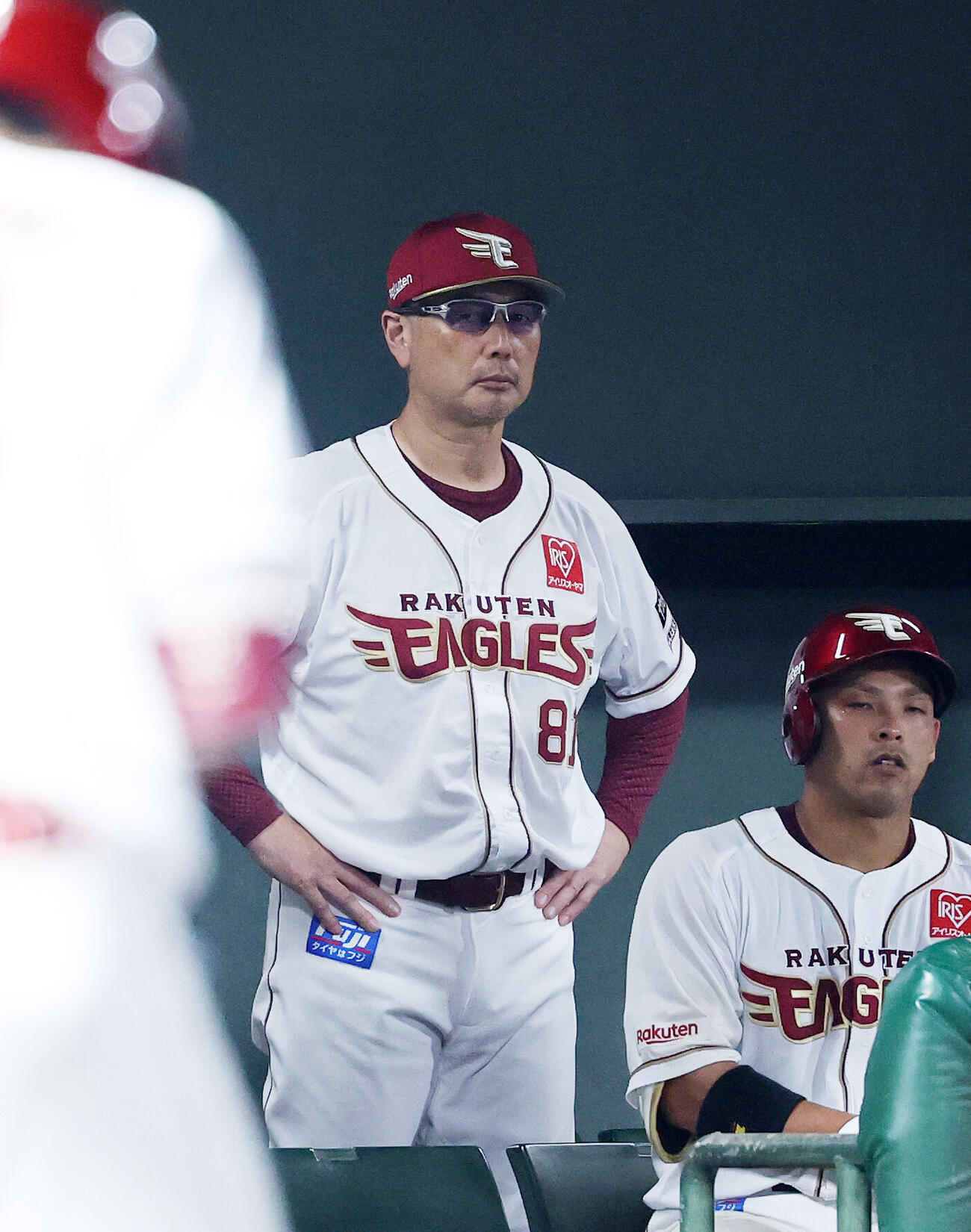 楽天対ロッテ　9回裏、戦況を見つめる楽天吉井理人監督（撮影・鈴木正人）
