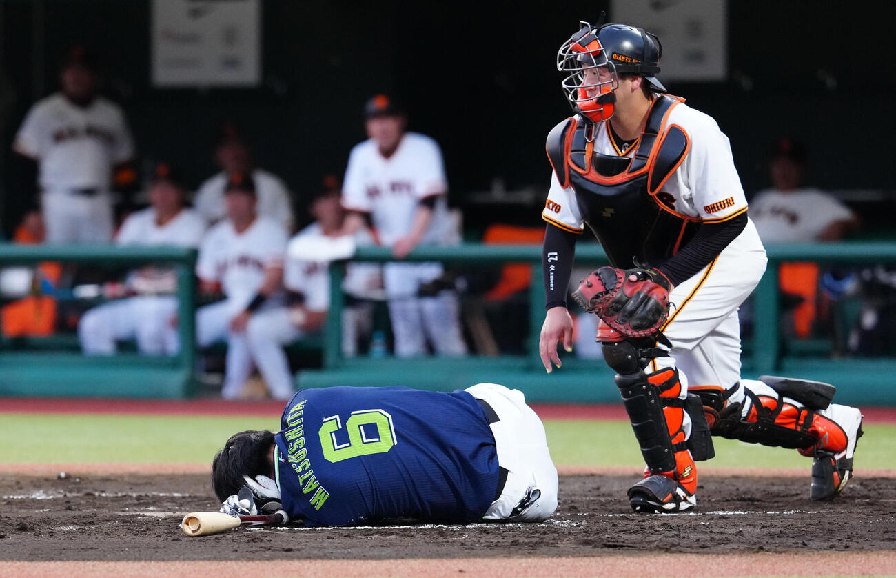 巨人対ヤクルト　2回表ヤクルト無死、頭部に死球を受けた松下歩叶（撮影・江口和貴）