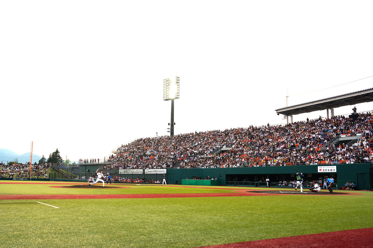 巨人対ヤクルト　岩手・きたぎんボールパークで投球する巨人先発の西舘勇陽（撮影・江口和貴）