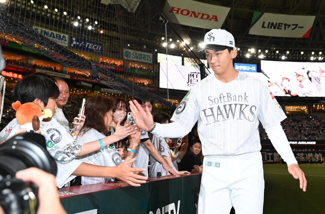 ソフトバンク対西武　ファンとタッチを交わす前田悠伍（撮影・林敢治）