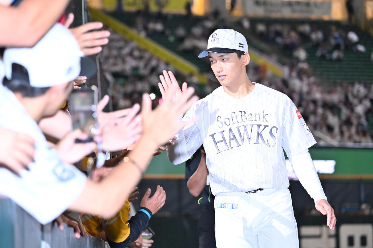 ソフトバンク対西武　ファンとタッチを交わす前田悠伍（撮影・林敢治）