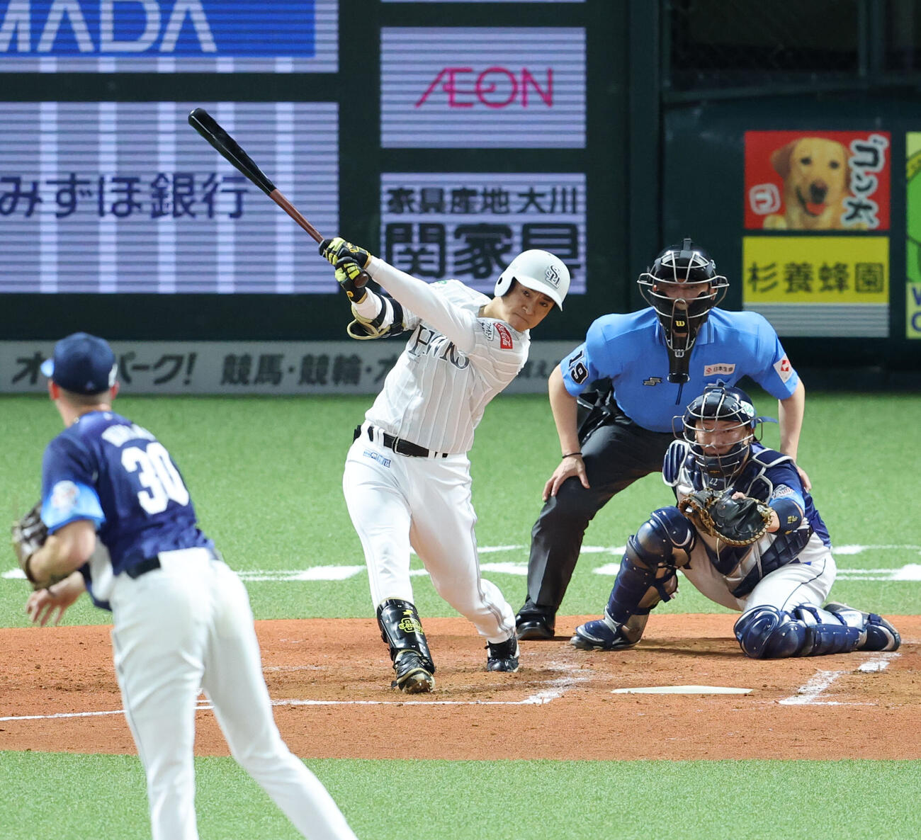 ソフトバンク対西武　3回裏ソフトバンク1死一、二塁、柳町達は中越えに2点適時二塁打を放つ（撮影・梅根麻紀））