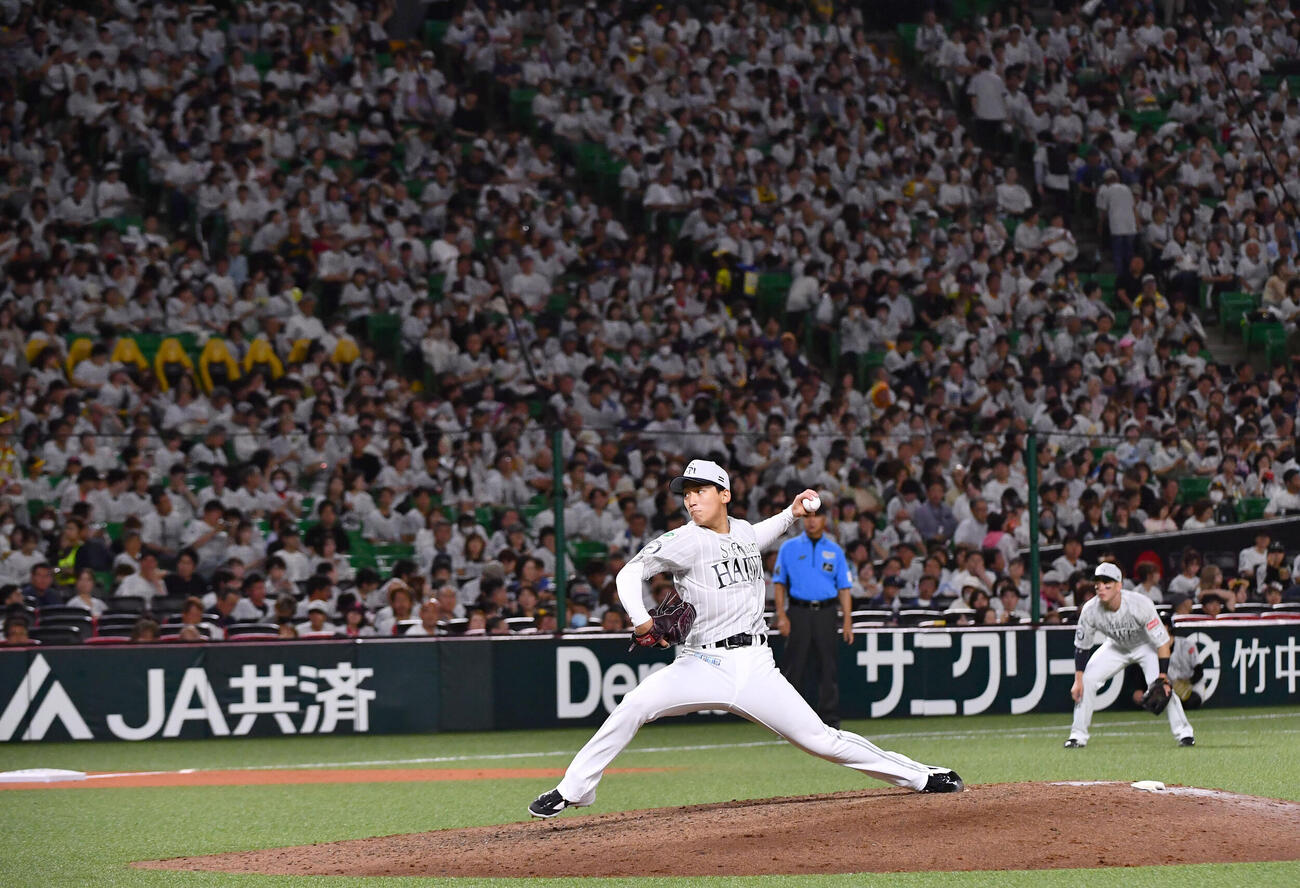 ソフトバンク対西武　限定ユニホームで白く染まったスタンドを背に力投するソフトバンク先発の前田悠伍（撮影・岩下翔太）