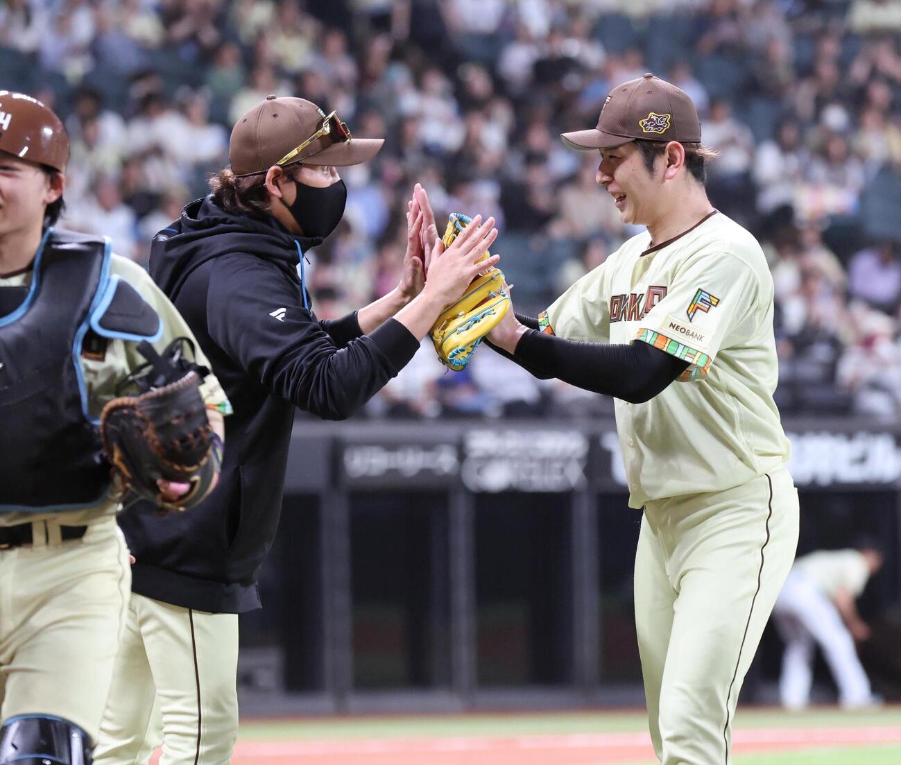日本ハム対オリックス　試合後、加藤貴之（右）を出迎える新庄剛志監督（撮影・黒川智章）