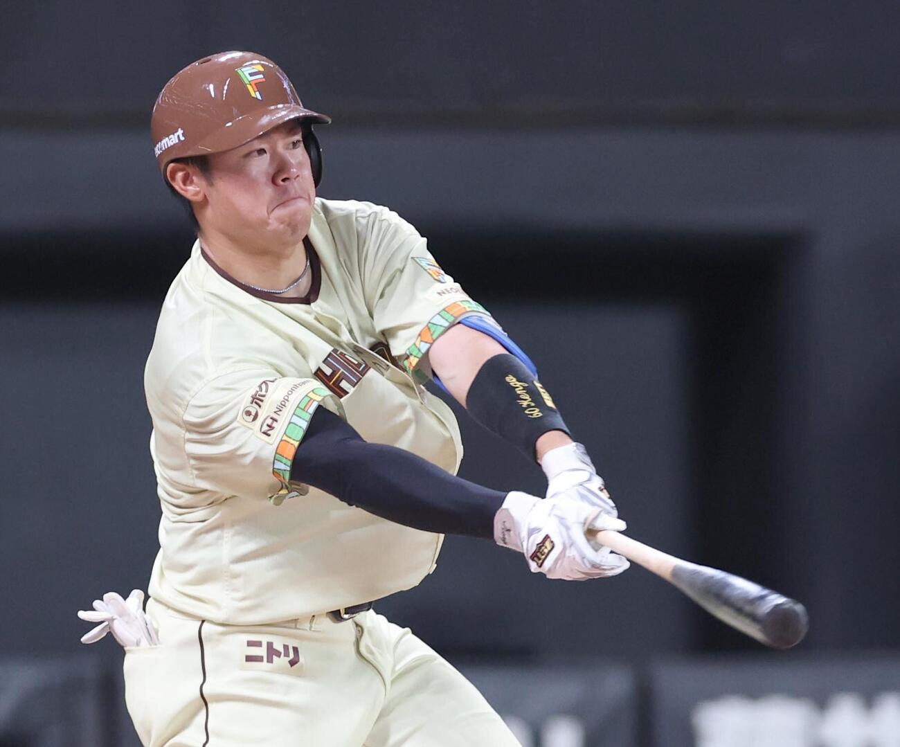 日本ハム対オリックス　8回裏日本ハム1死二塁、適時二塁打を放つ吉田賢吾（撮影・黒川智章）