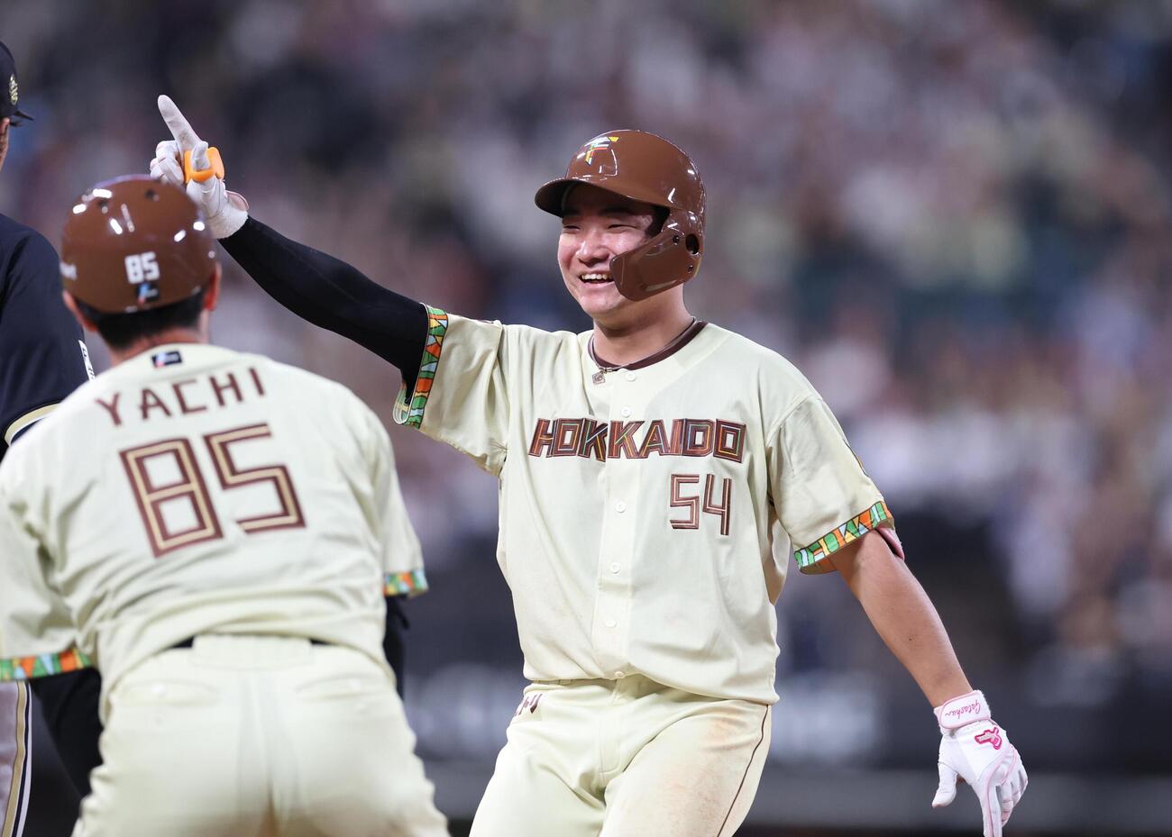 日本ハム対オリックス　8回裏日本ハム1死二塁、適時打を放ちポーズをとる山県秀（撮影・黒川智章）