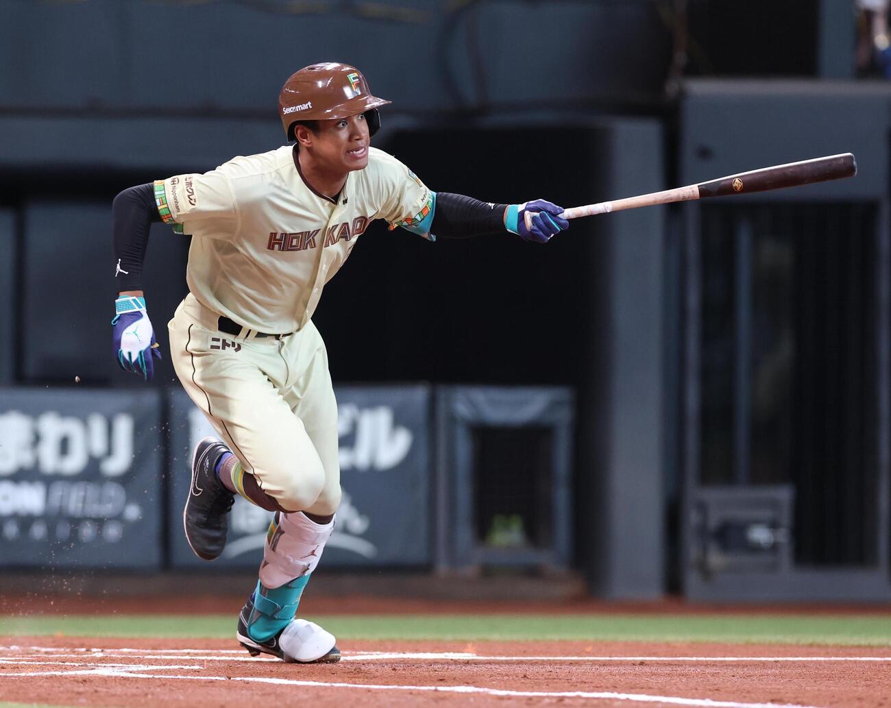 日本ハム対オリックス　1回裏日本ハム2死三塁、適時打を放つ万波中正（撮影・黒川智章）