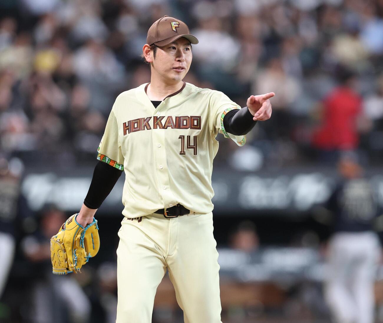 日本ハム対オリックス　2回、無失点に抑え野手を指さす日本ハム加藤貴之（撮影・黒川智章）