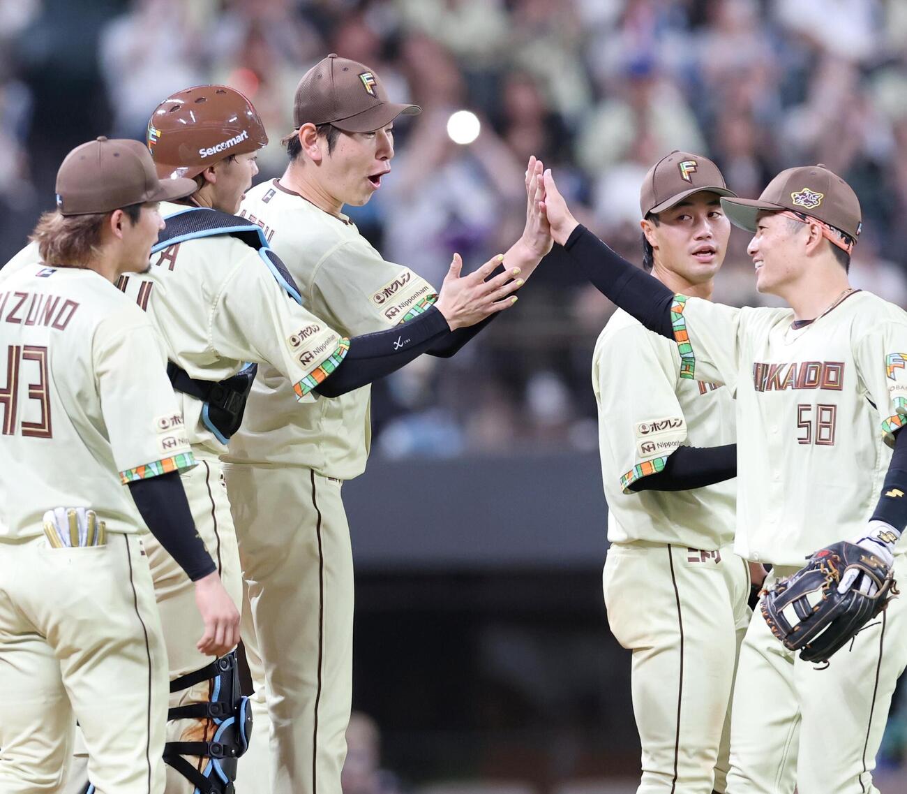 日本ハム対オリックス　完封勝利しナインとハイタッチする日本ハム加藤貴之（左から3人目）（撮影・黒川智章）