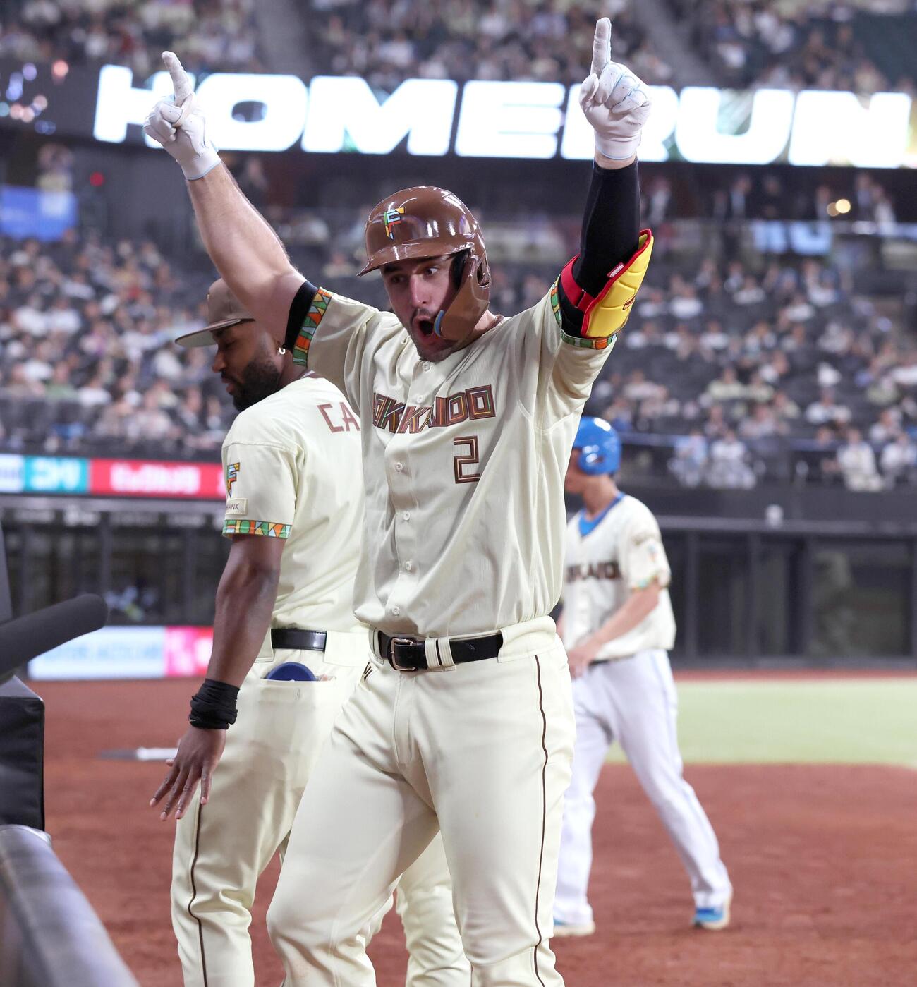 日本ハム対オリックス　7回裏日本ハム無死、本塁打を放ちポーズをとるマルティネス（撮影・黒川智章）
