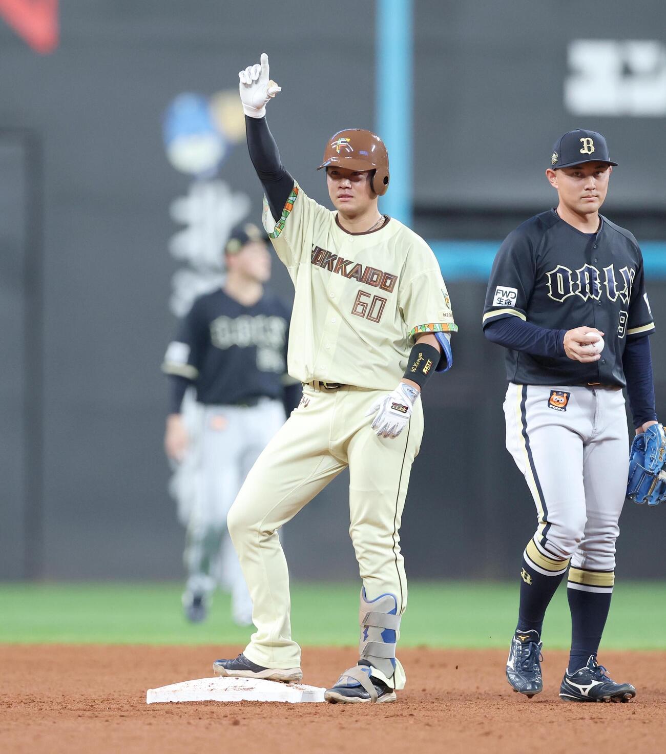 日本ハム対オリックス　8回裏日本ハム1死二塁、適時二塁打を放ちポーズをとる吉田賢吾（撮影・黒川智章）
