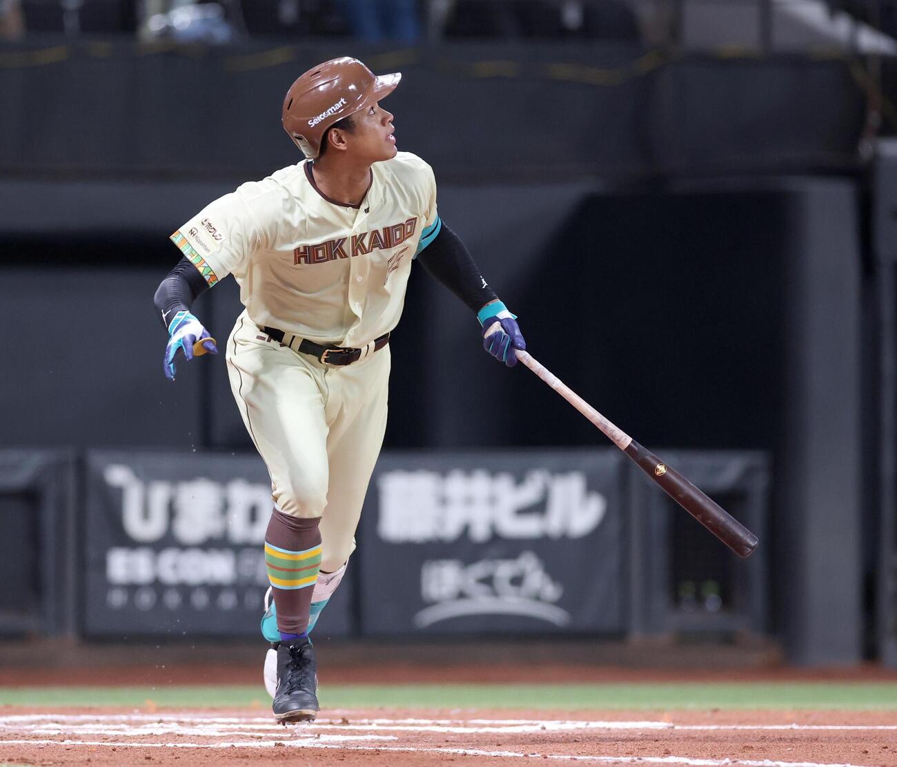 日本ハム対オリックス　6回裏日本ハム無死、本塁打を放つ万波中正（撮影・黒川智章）