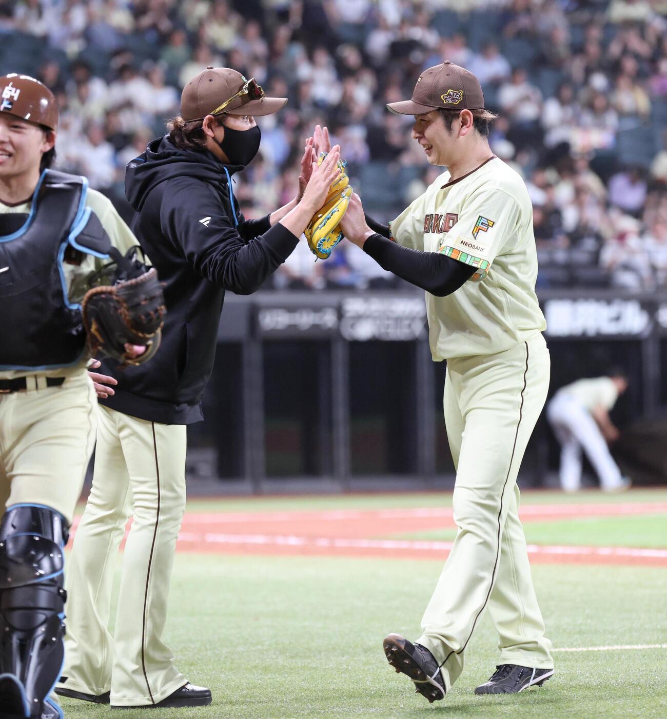 日本ハム対オリックス　試合後、加藤貴之（右）を出迎える新庄剛志監督（撮影・黒川智章）