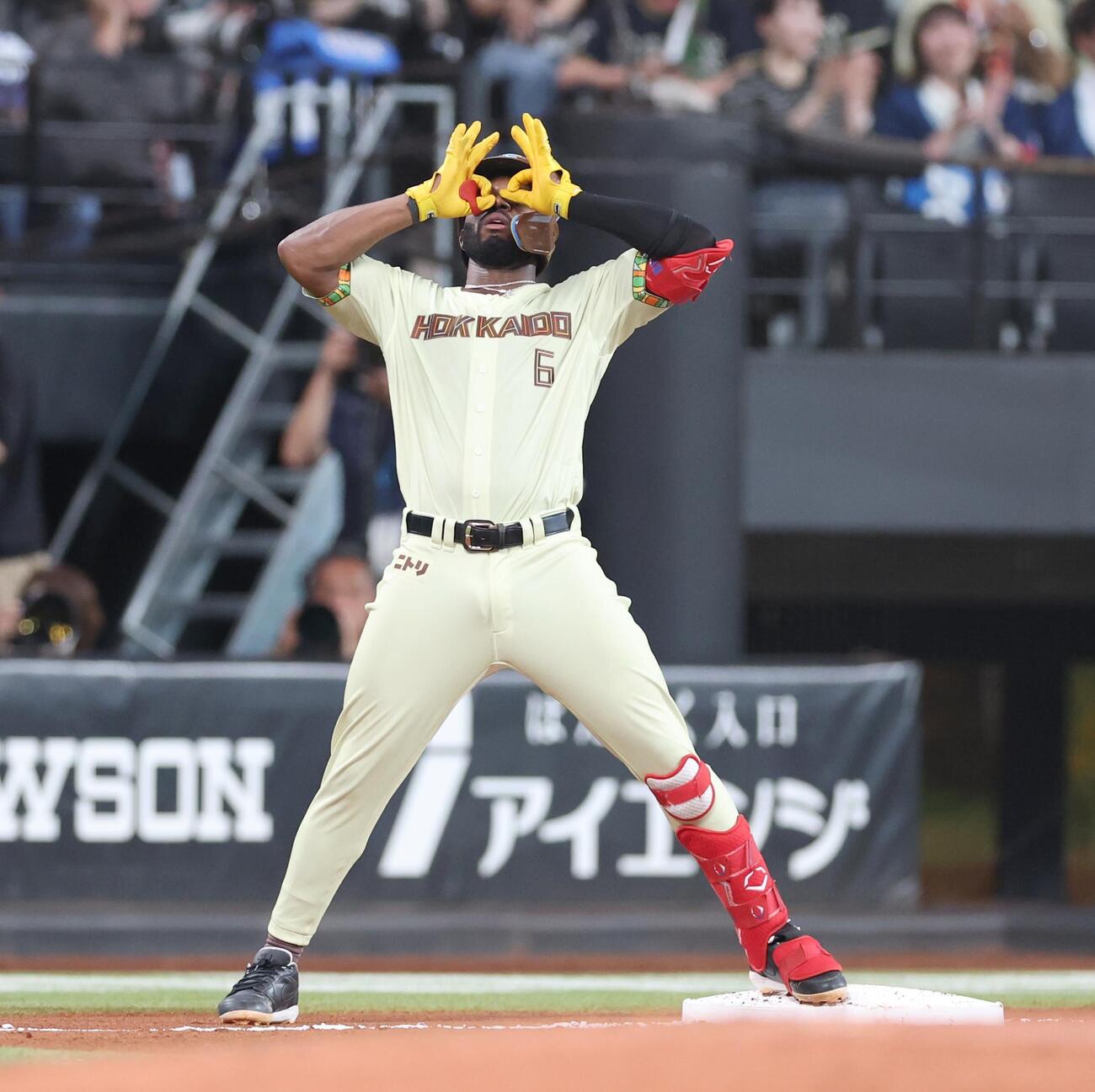 日本ハム対オリックス　4回裏日本ハム1死、三塁打を放ちポーズをとるカストロ（撮影・黒川智章）