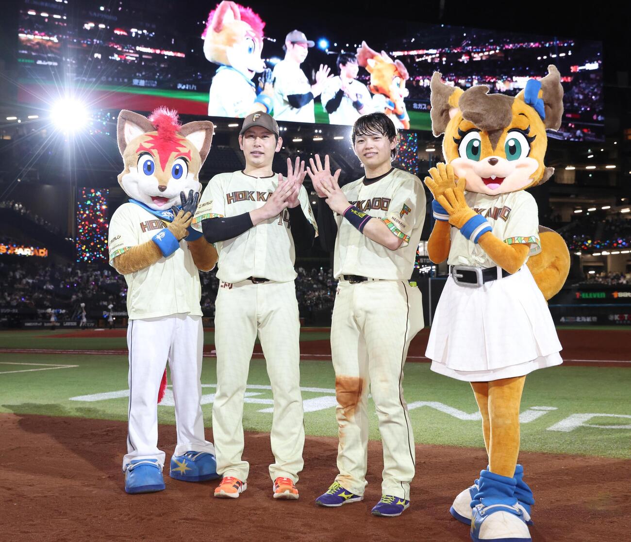 日本ハム対オリックス　8勝目を挙げポーズをとる日本ハム加藤貴之（左）と田宮裕涼（撮影・黒川智章）