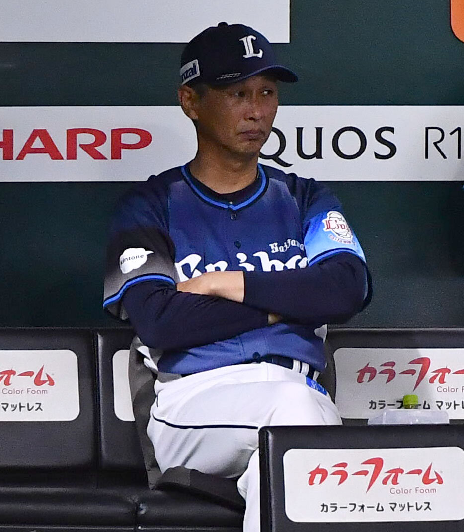 ソフトバンク対西武　3回裏ソフトバンク1死一、二塁、柳町達に2点適時二塁打を打たれ、ベンチで厳しい表情を見せる西口文也監督（撮影・岩下翔太）