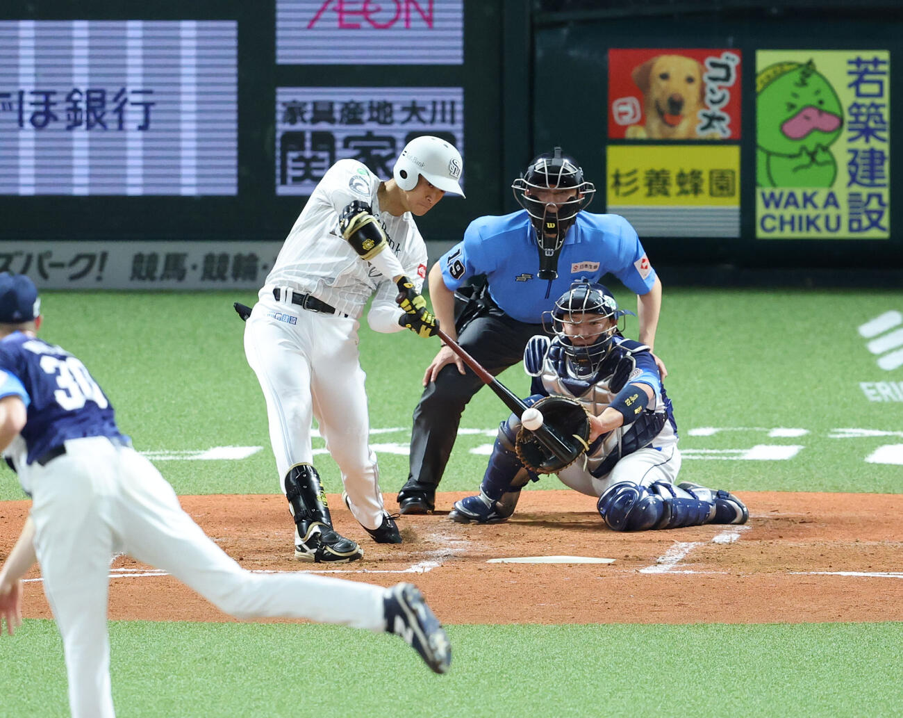 ソフトバンク対西武　3回裏ソフトバンク1死一、二塁、柳町達は中越えに2点適時二塁打を放つ（撮影・梅根麻紀））