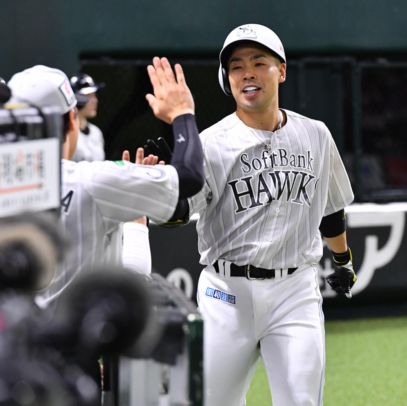 ソフトバンク対西武　6回裏ソフトバンク1死、左中間へ本塁打を放ち、ナインとタッチを交わす近藤健介（撮影・岩下翔太）