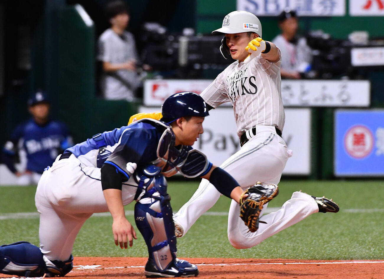 ソフトバンク対西武　4回裏ソフトバンク1死一、二塁、近藤健介の2点適時二塁打で一塁から生還した周東佑京（撮影・岩下翔太）