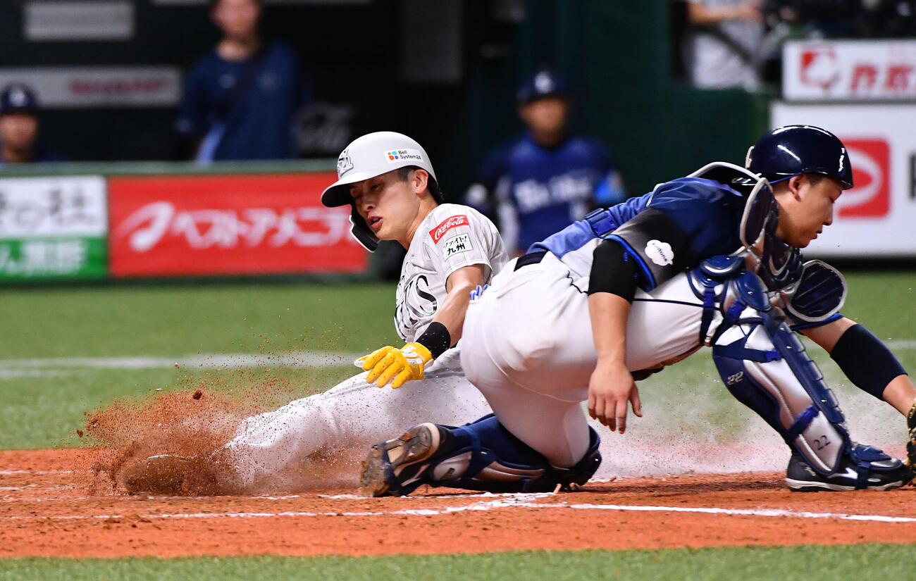ソフトバンク対西武　4回裏ソフトバンク1死一、二塁、近藤健介の2点適時二塁打で一塁から生還した周東佑京（撮影・岩下翔太）