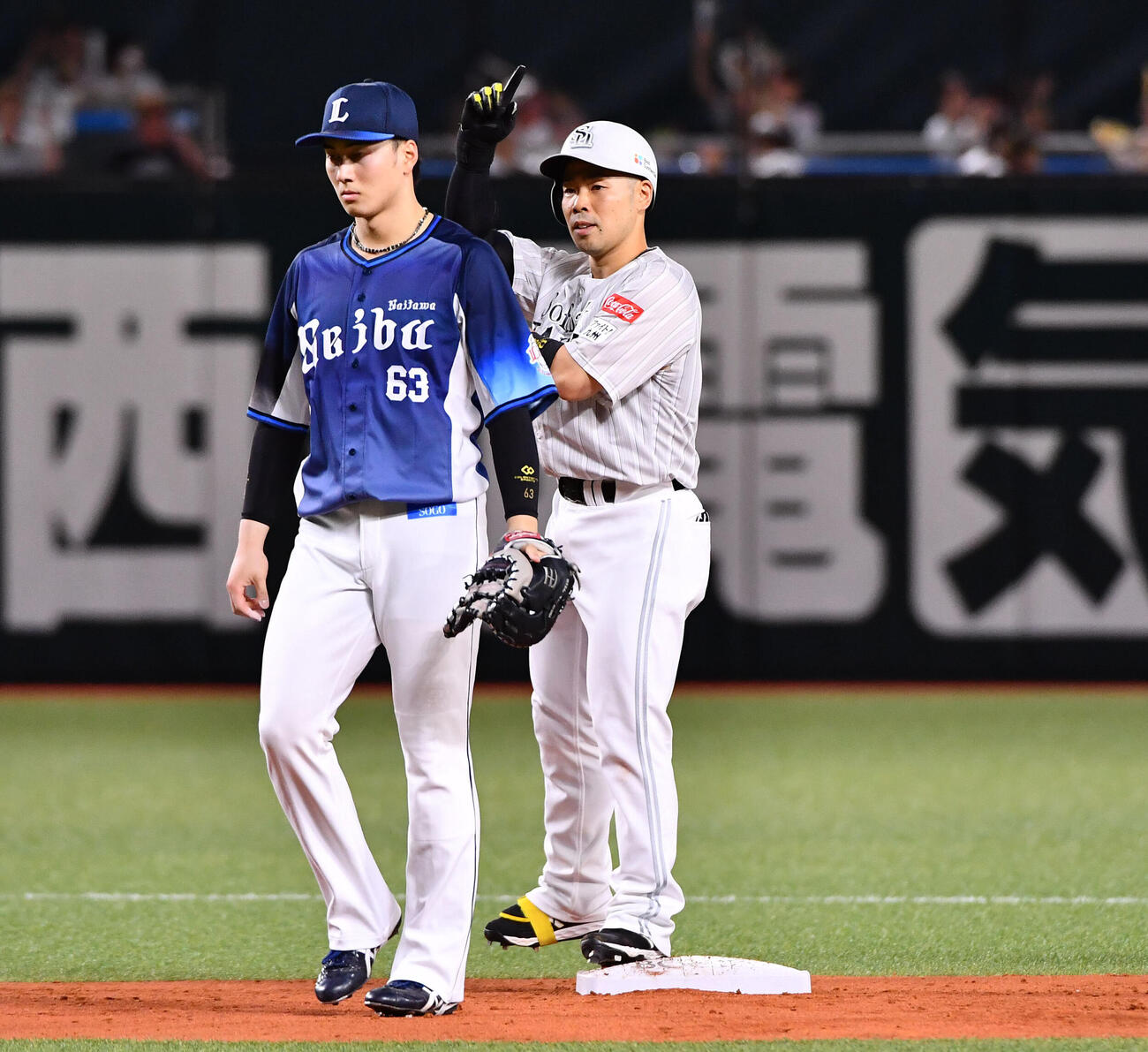 ソフトバンク対西武　4回裏ソフトバンク1死一、二塁、2点適時二塁打を放ち、ベンチに向かってポーズをとる近藤健介（右）。左は長谷川信哉（撮影・岩下翔太）