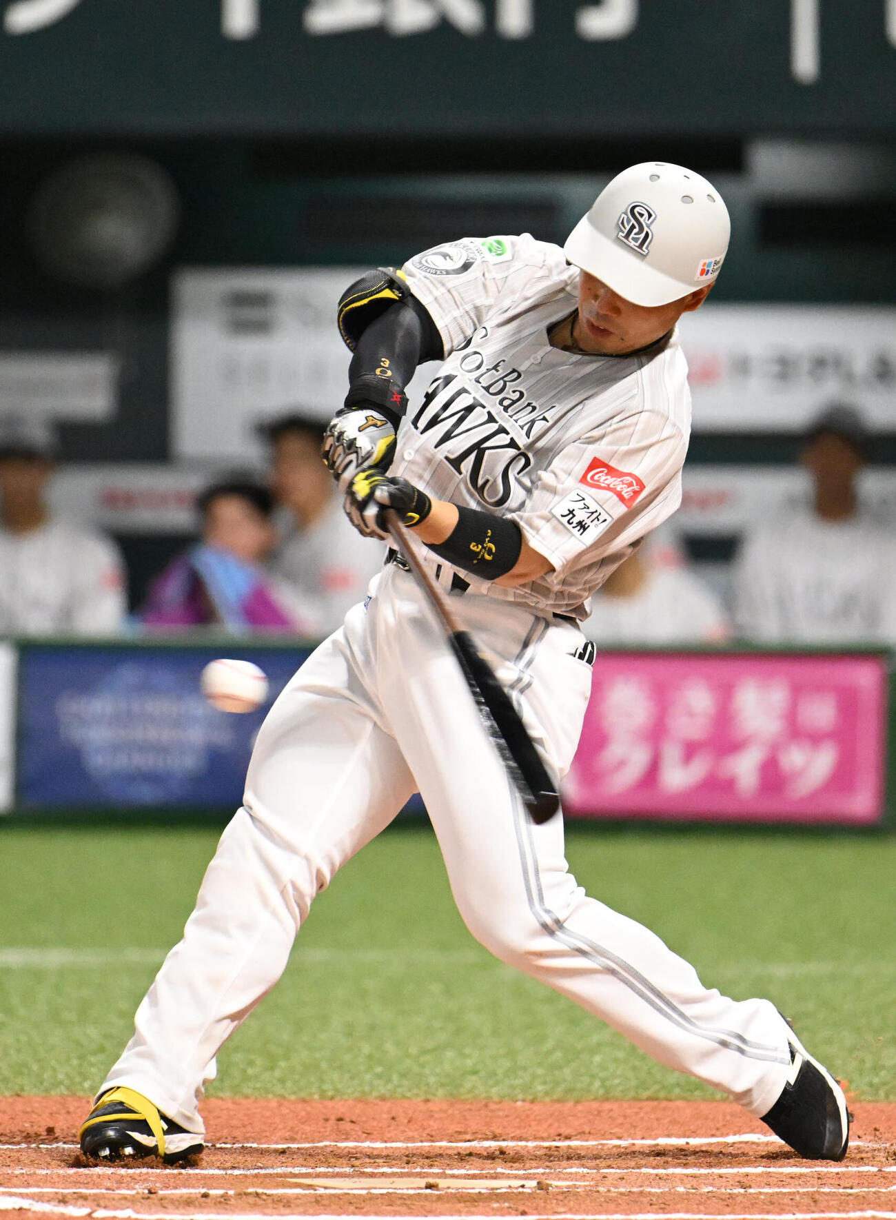 ソフトバンク対西武　6回裏ソフトバンク1死、近藤健介は左中間に本塁打を放つ（撮影・林敢治）