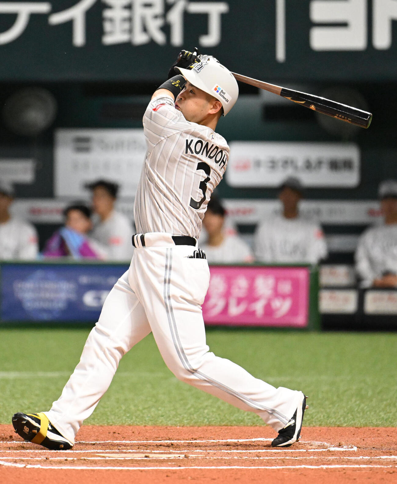 ソフトバンク対西武　6回裏ソフトバンク1死、近藤健介は左中間に本塁打を放つ（撮影・林敢治）