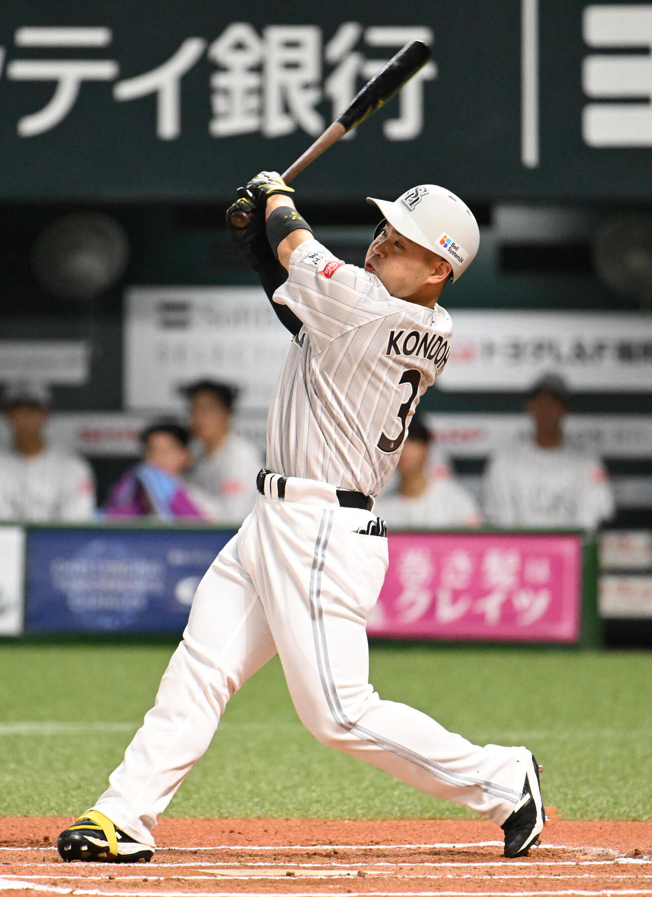 ソフトバンク対西武　6回裏ソフトバンク1死、近藤健介は左中間に本塁打を放つ（撮影・林敢治）