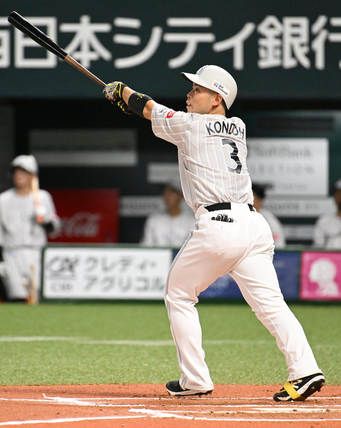 ソフトバンク対西武　6回裏ソフトバンク1死、近藤健介は左中間に本塁打を放つ（撮影・林敢治）