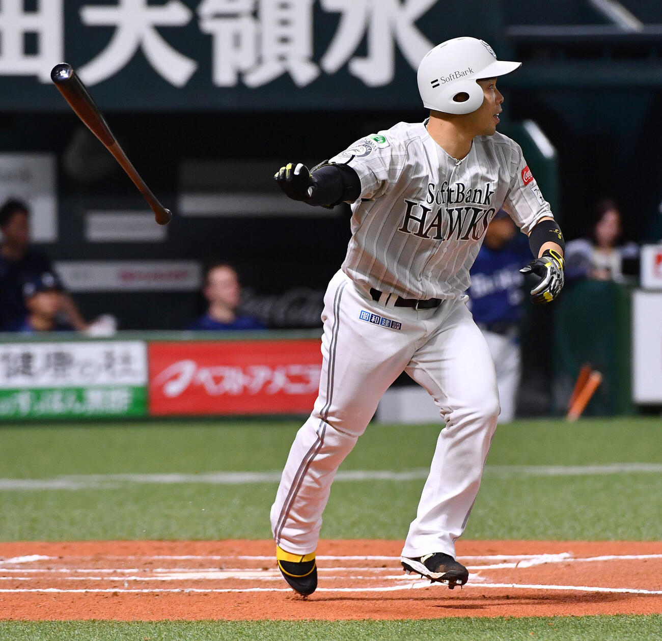 ソフトバンク対西武　6回裏ソフトバンク1死、近藤健介は左中間へ本塁打を放つ（撮影・岩下翔太）