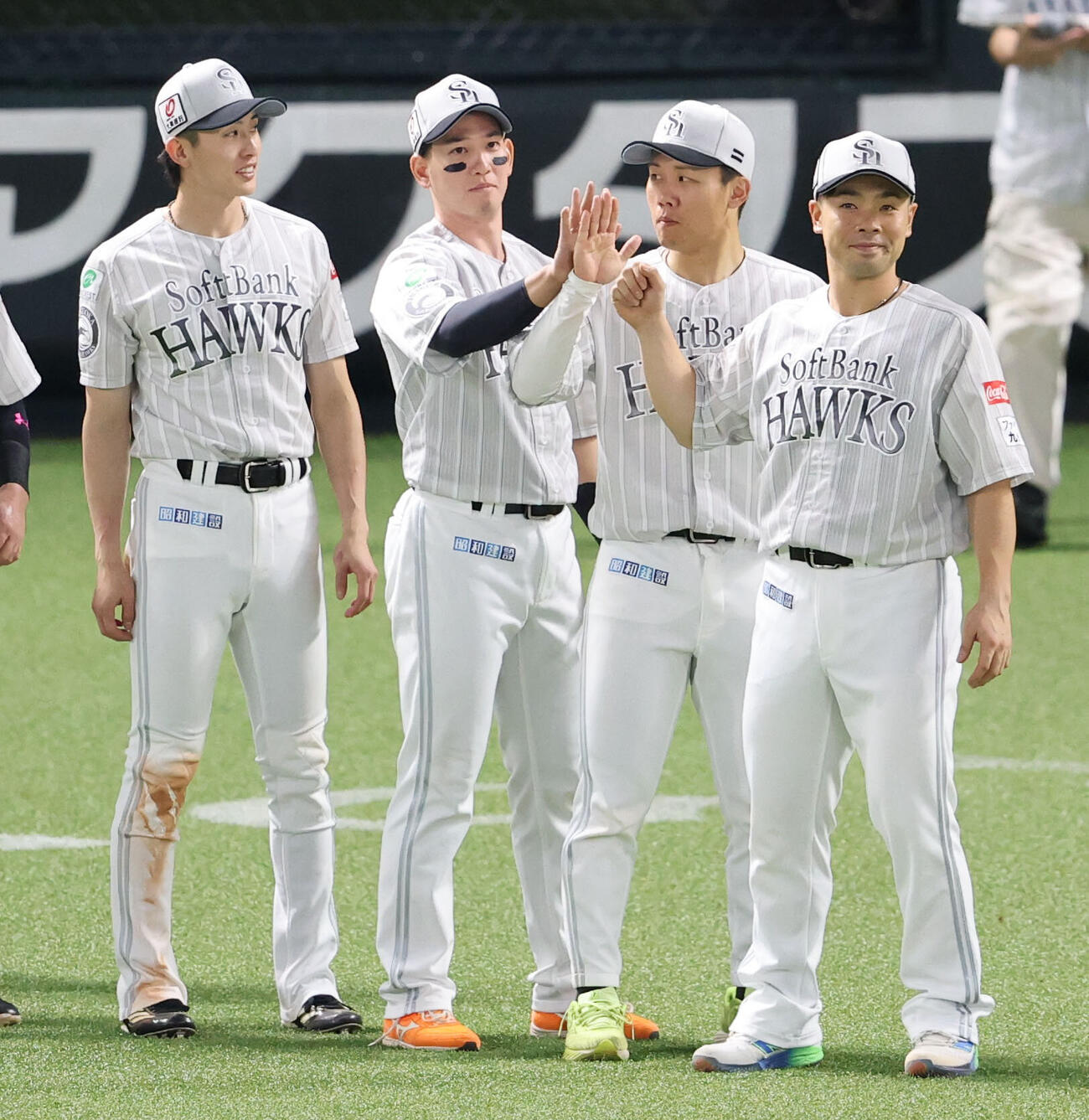 ソフトバンク対西武　西武に勝利を飾りナインを出迎える左からソフトバンク周東佑京、栗原陵矢、海野隆司、近藤健介（撮影・梅根麻紀）