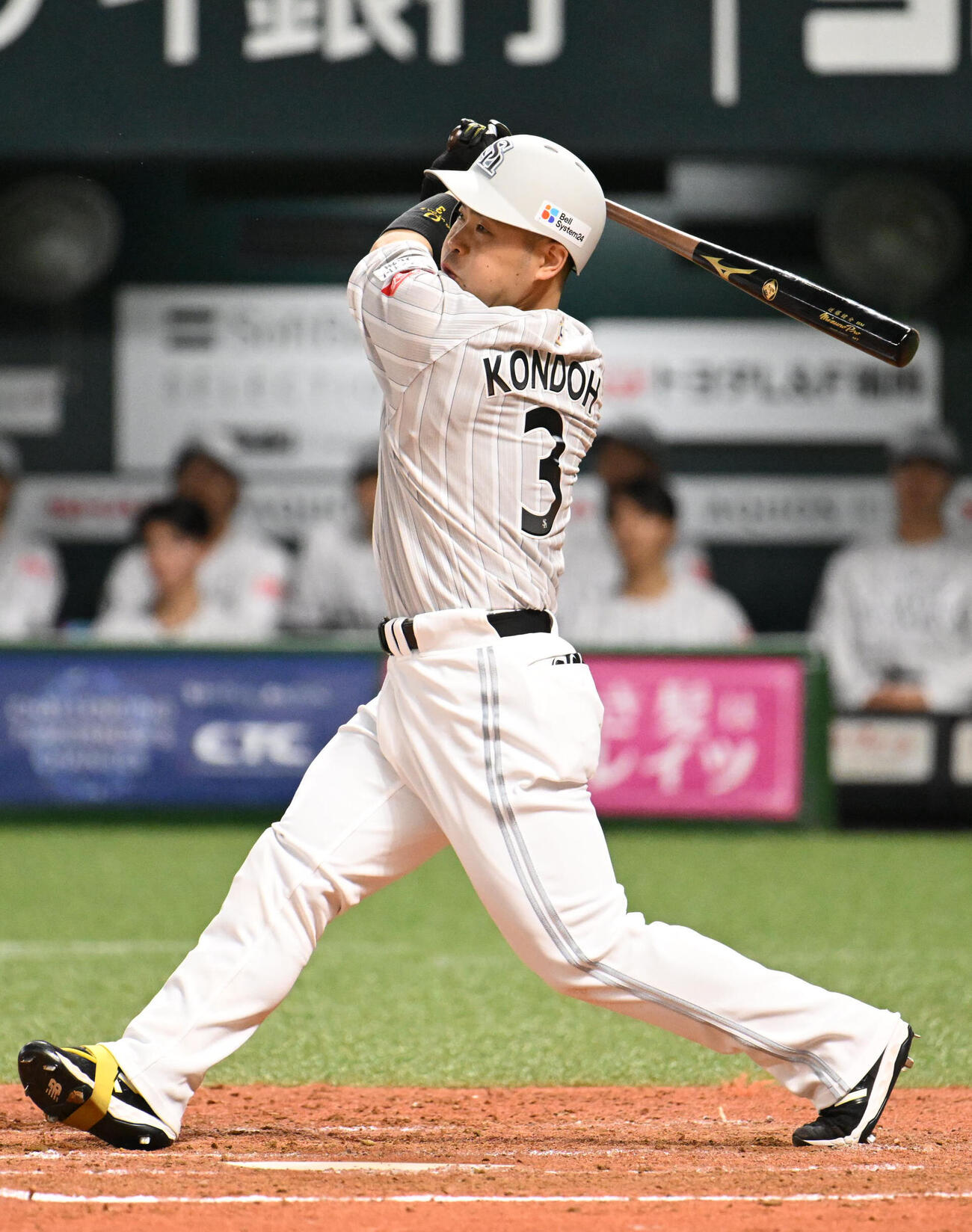 ソフトバンク対西武　4回裏ソフトバンク1死一、二塁、近藤健介は2点適時打を放つ（撮影・林敢治）