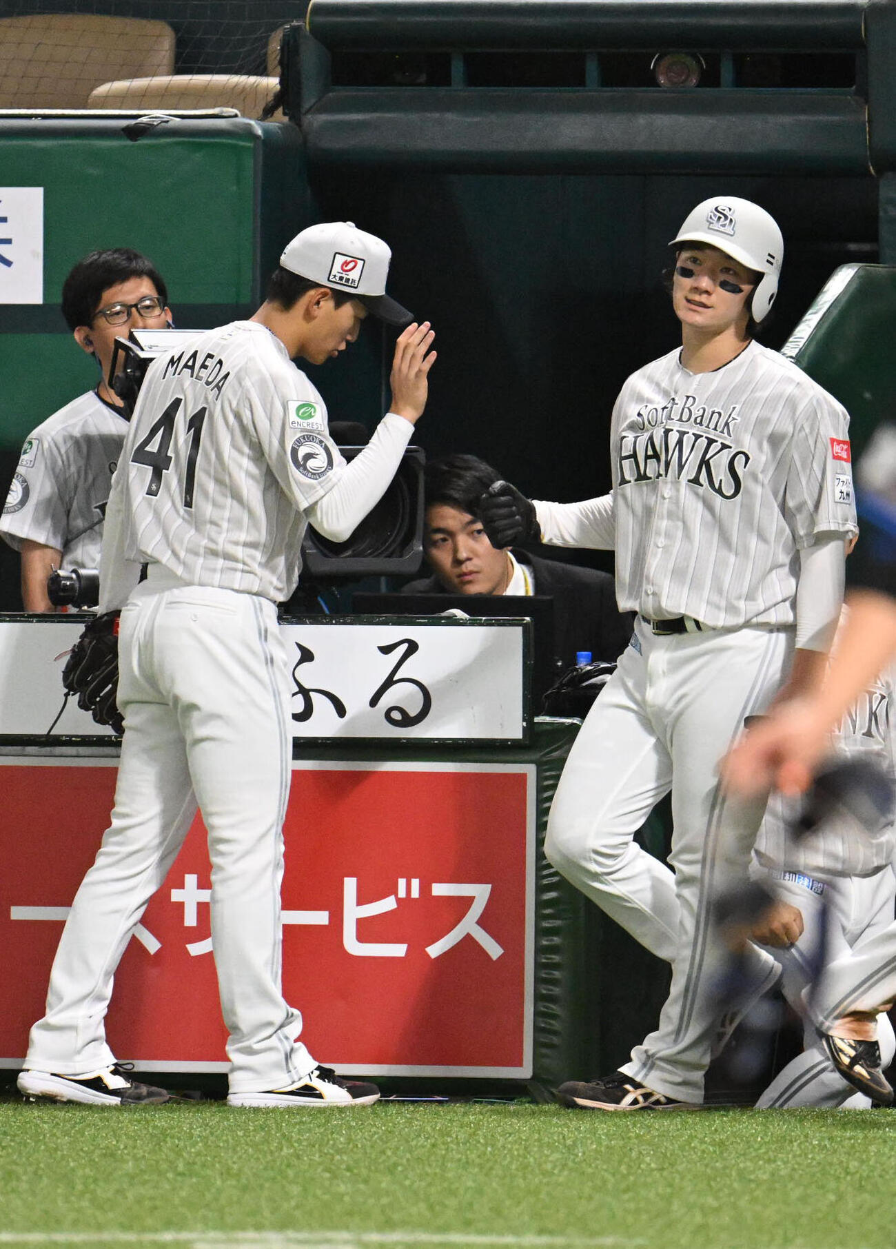 ソフトバンク対西武　4回裏ソフトバンク1死一、二塁、生還した正木智也（右）は前田悠伍とタッチを交わす（撮影・林敢治）