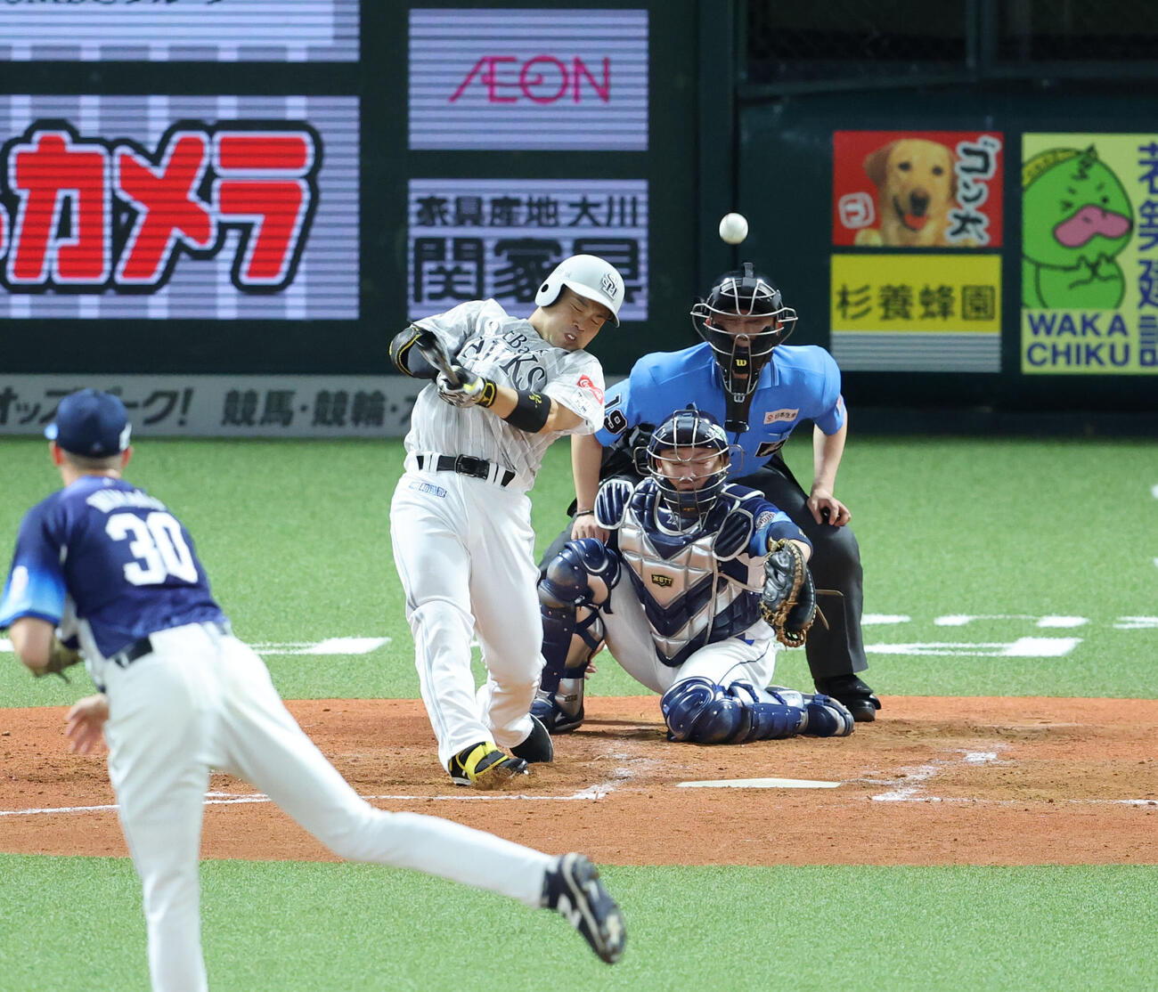 ソフトバンク対西武　4回裏ソフトバンク1死一、二塁、近藤健介は中越えに2点適時二塁打を放つ（撮影・梅根麻紀）